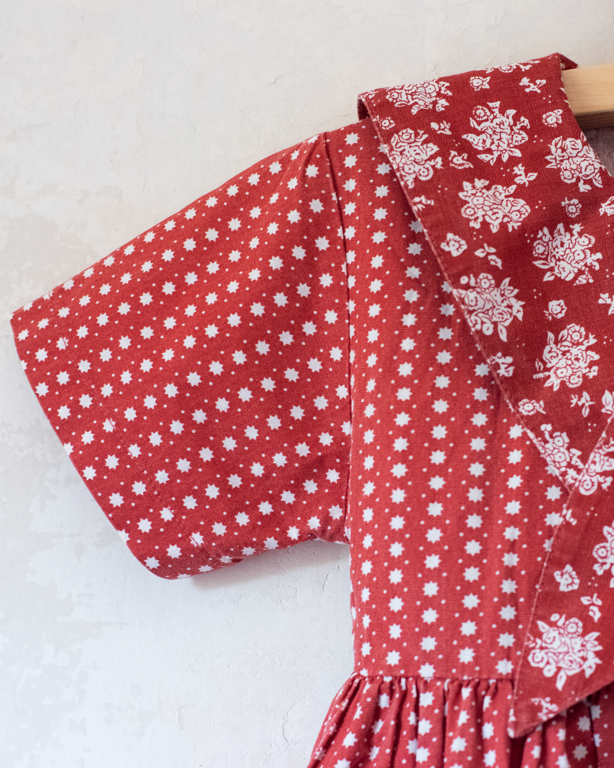 Red dress with stars and a sailor collar | French deadstock | 6-7 years