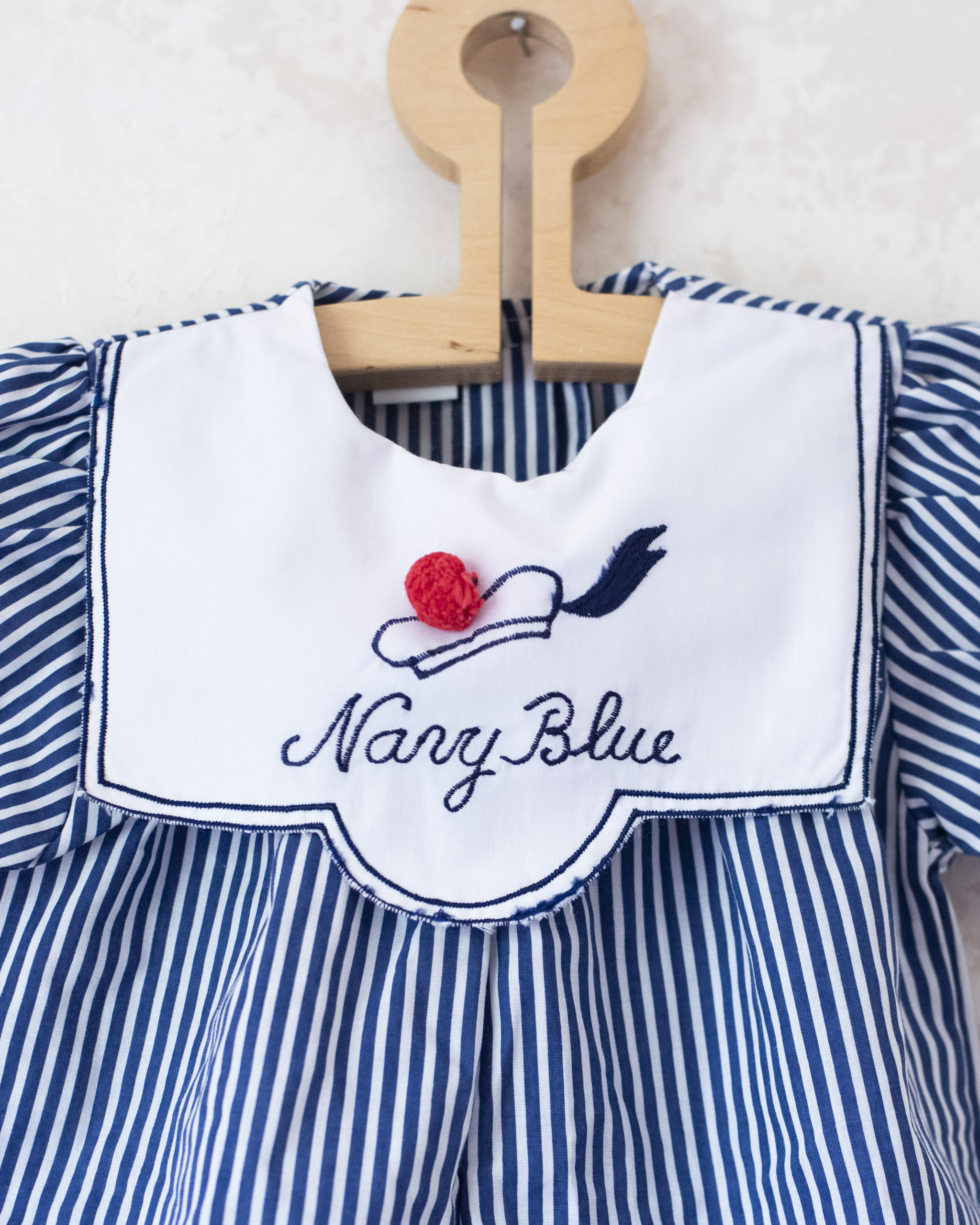 אוברול ימאים עם פונפון אדום | 12-18 חודשים