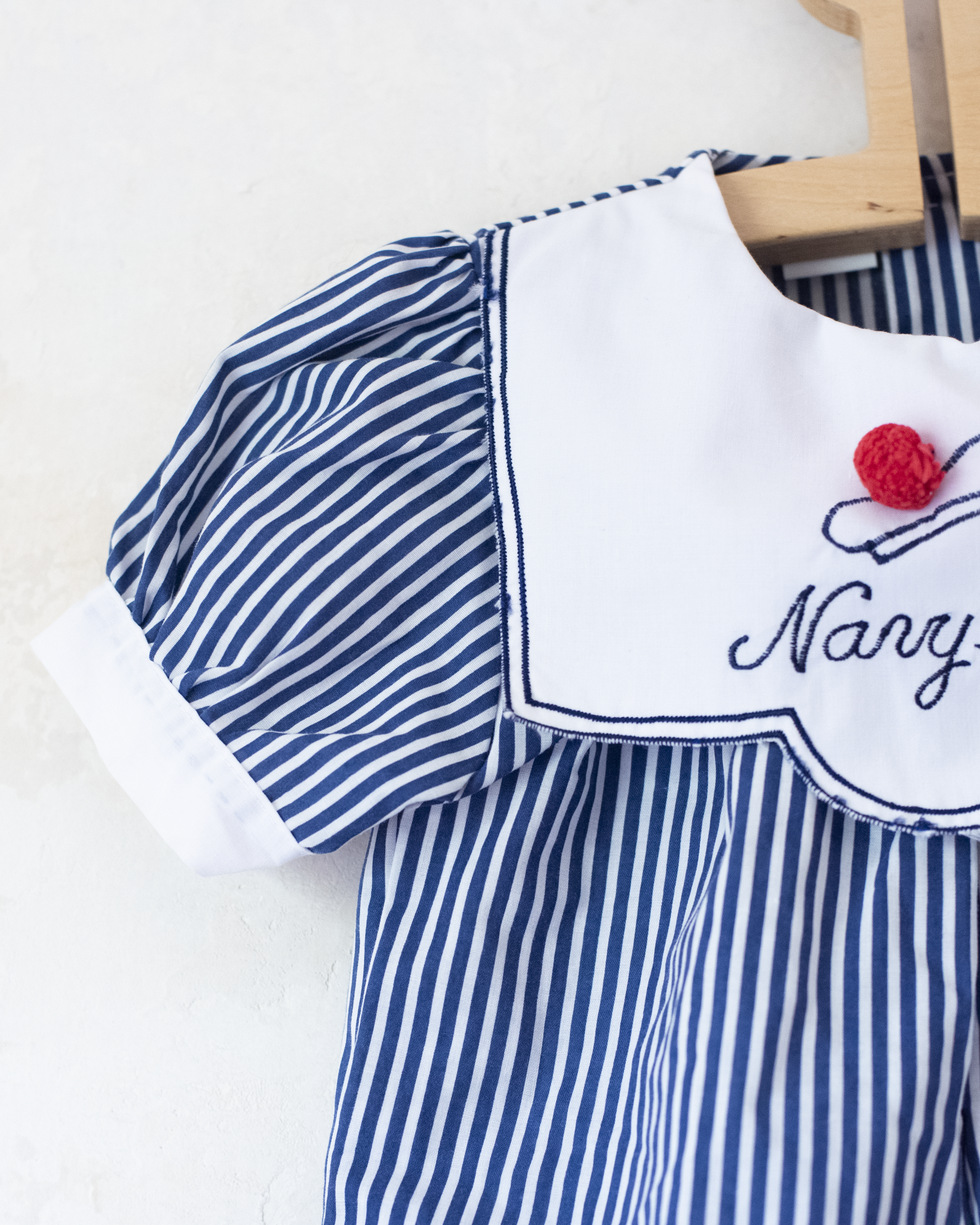 אוברול ימאים עם פונפון אדום | 12-18 חודשים