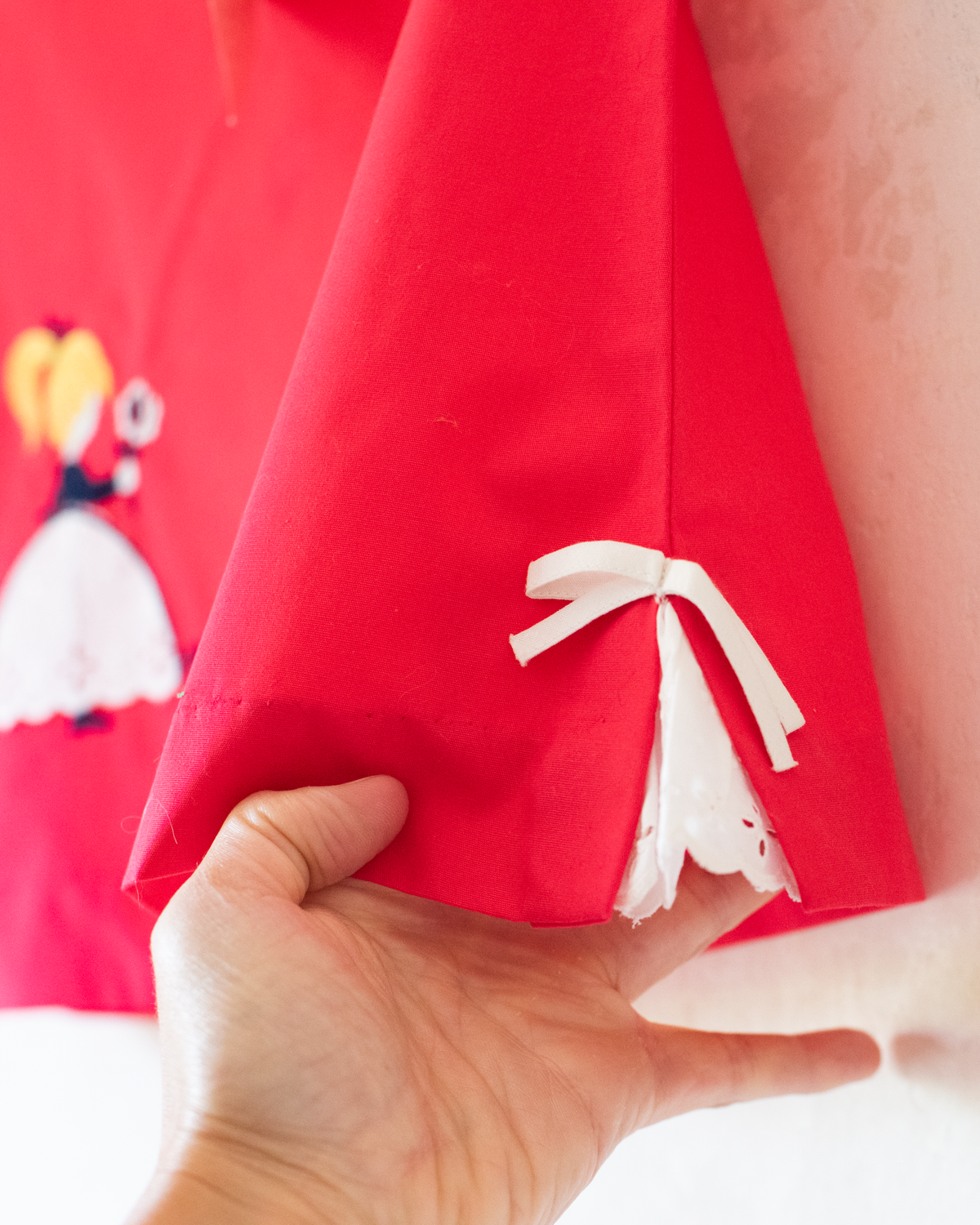Red dress with girl embroidery and flower with lace dress | French deadstock from the 60s | 9-12 months