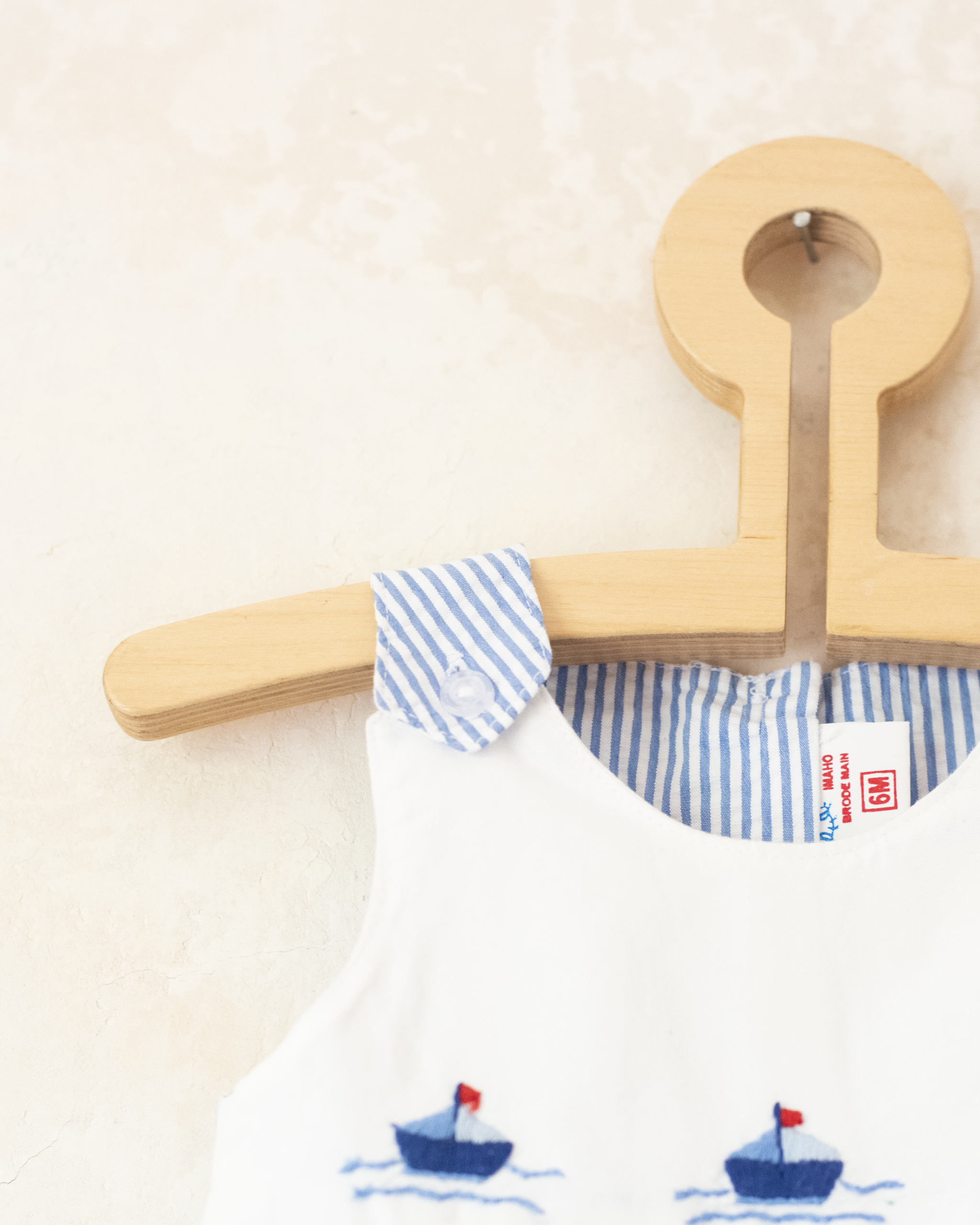 אוברול עם פסים וסירות רקומות | 3-6 חודשים