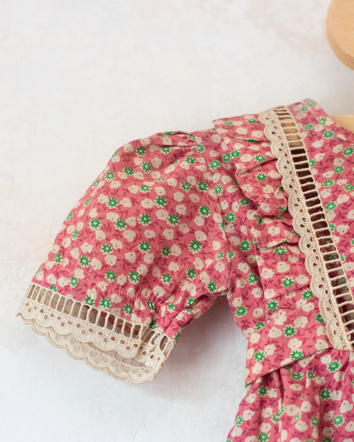 Floral dress with beige lace | French deadstock from the seventies | 12-18 months