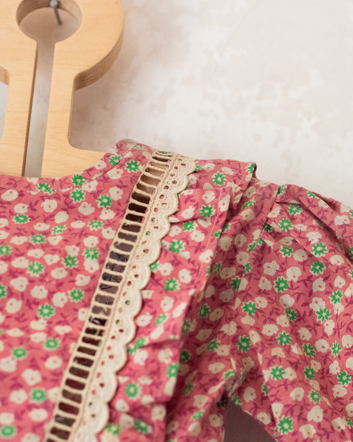 Floral dress with beige lace | French deadstock from the seventies | 12-18 months