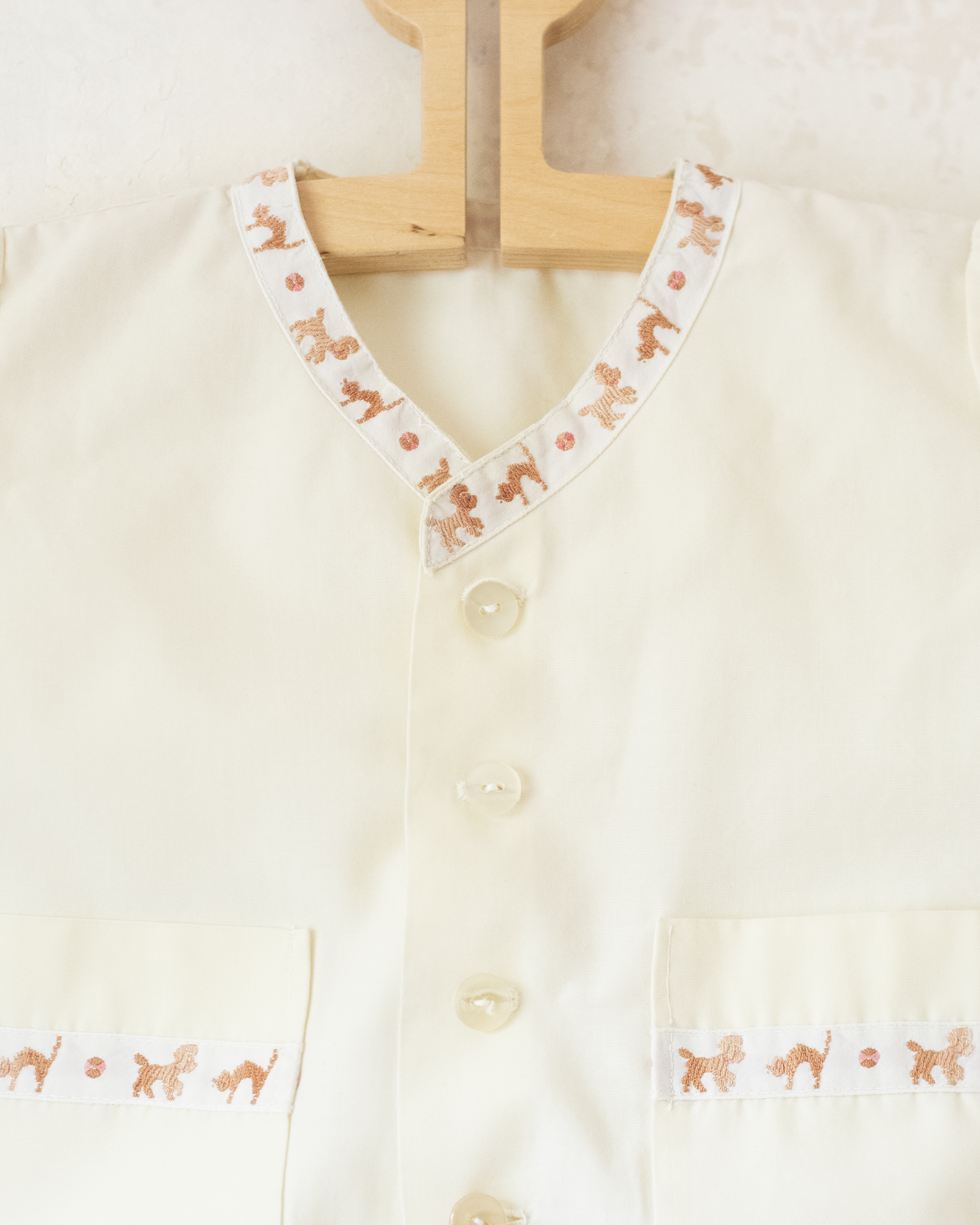 חולצה צהובה מכופתרת עם כלבים וחתולים | 12-18 חודשים