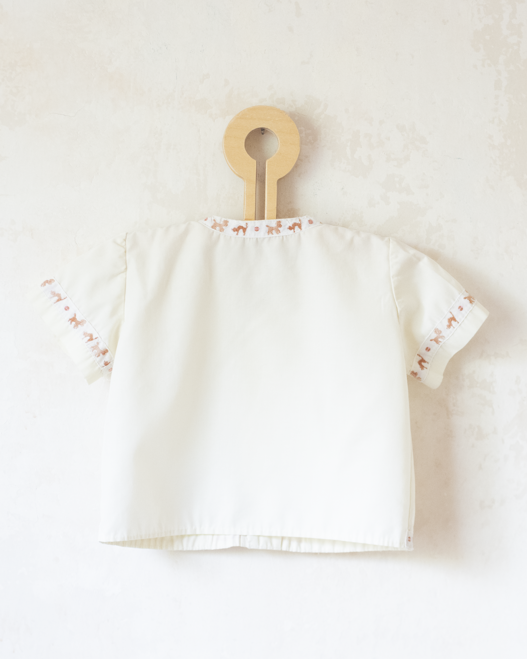 חולצה צהובה מכופתרת עם כלבים וחתולים | 12-18 חודשים