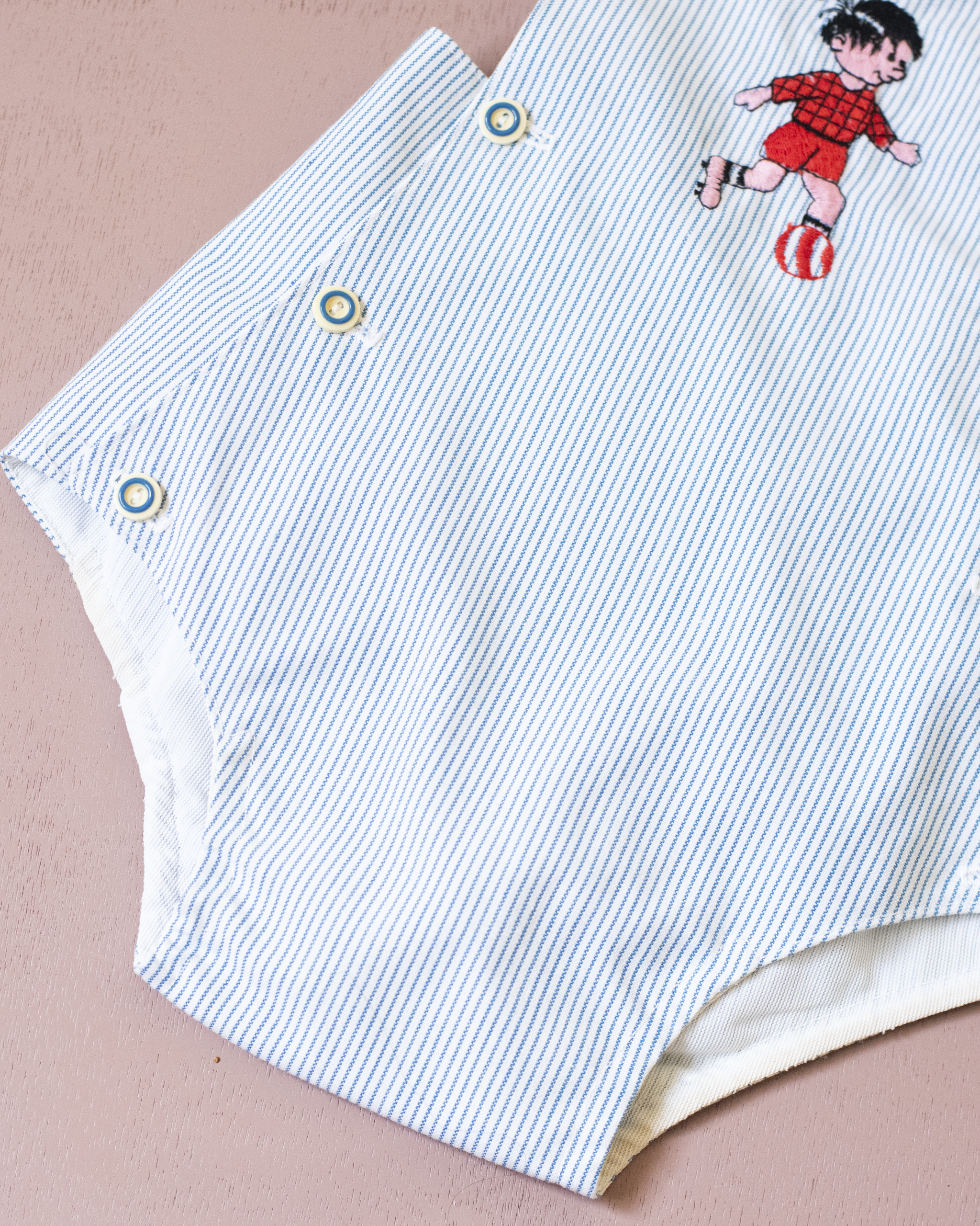 רומפר ספרדי עם פסים וילד משחק בכדור | 12-18 חודשים