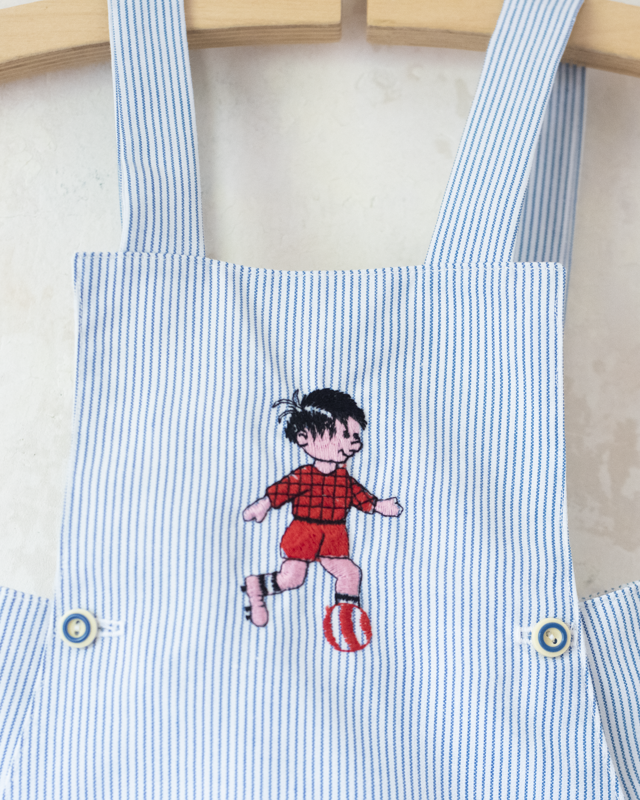 רומפר ספרדי עם פסים וילד משחק בכדור | 12-18 חודשים