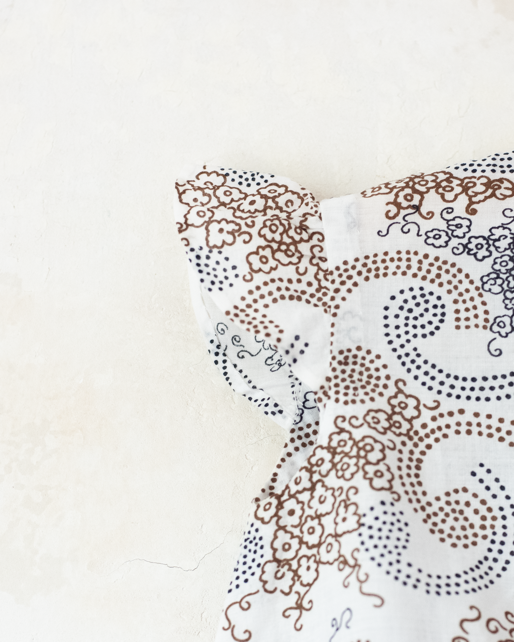 חולצה לבנה עם נקודות ופרחים | 18-24 חודשים