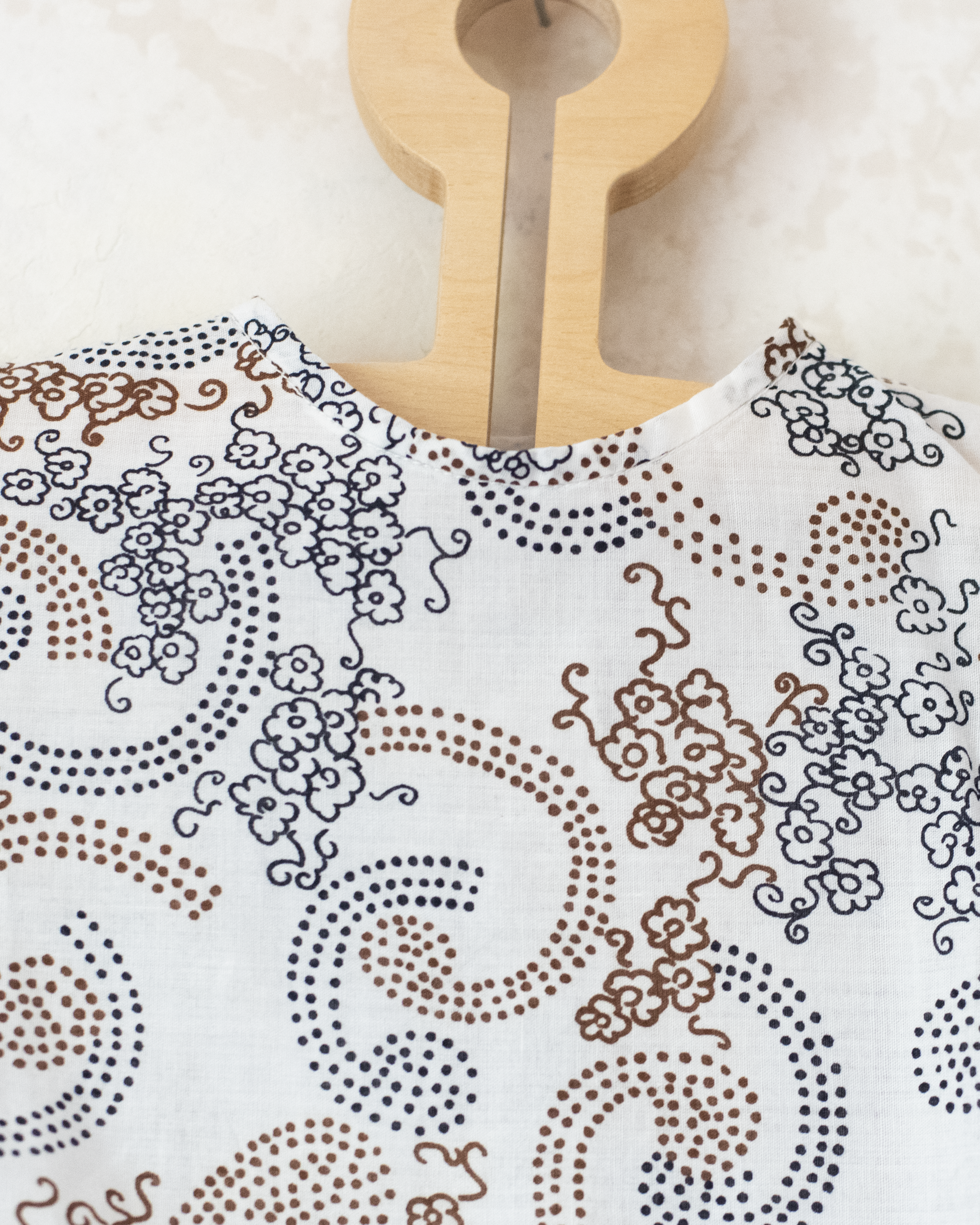 חולצה לבנה עם נקודות ופרחים | 18-24 חודשים