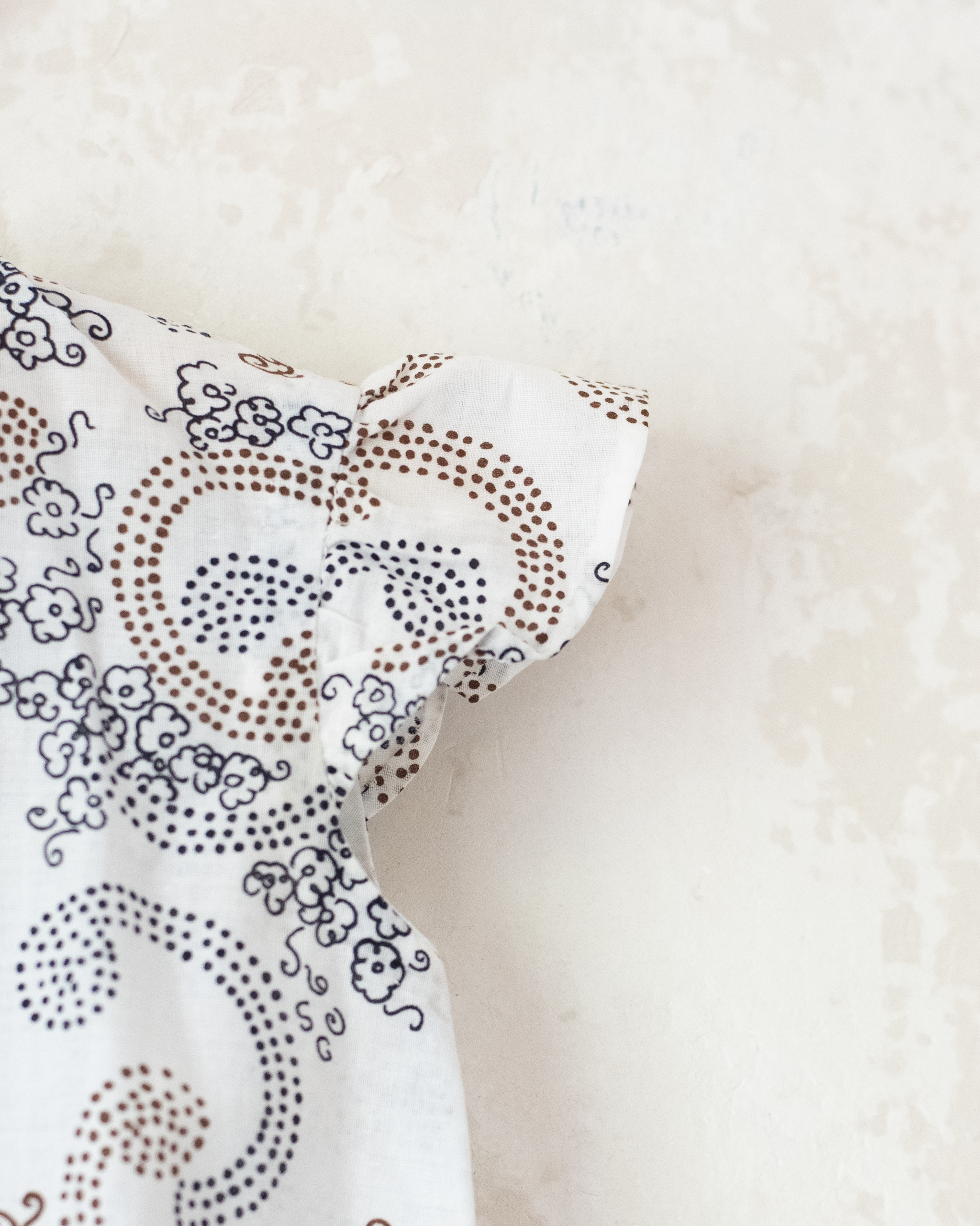 חולצה לבנה עם נקודות ופרחים | 18-24 חודשים