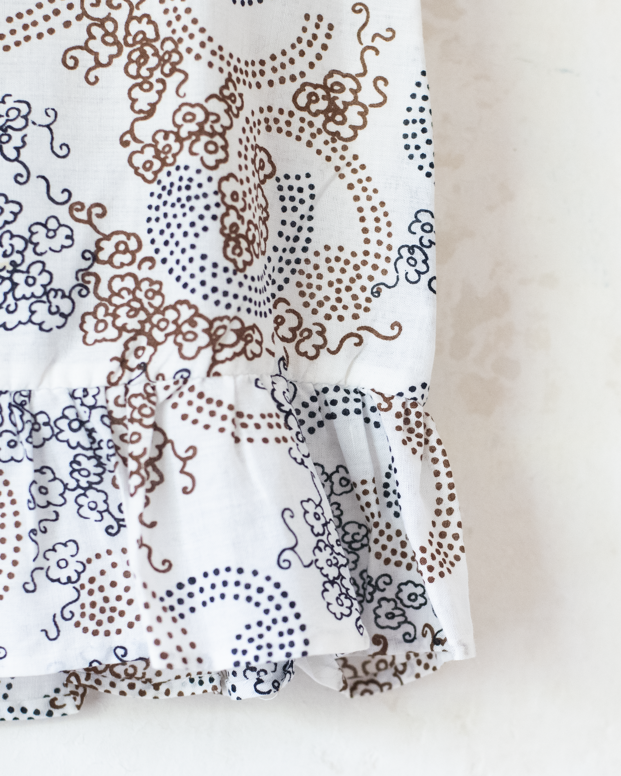 חולצה לבנה עם נקודות ופרחים | 18-24 חודשים