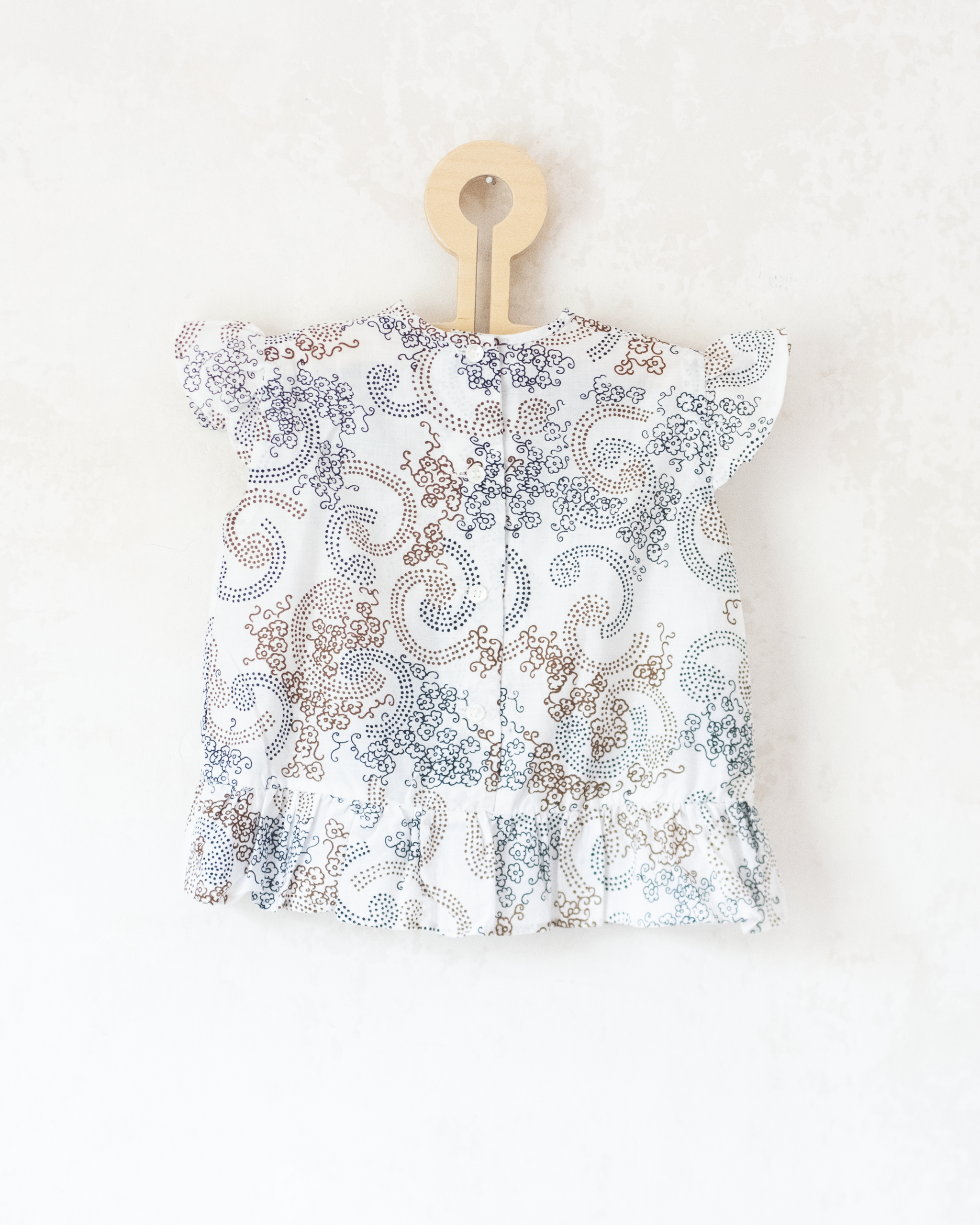 חולצה לבנה עם נקודות ופרחים | 18-24 חודשים
