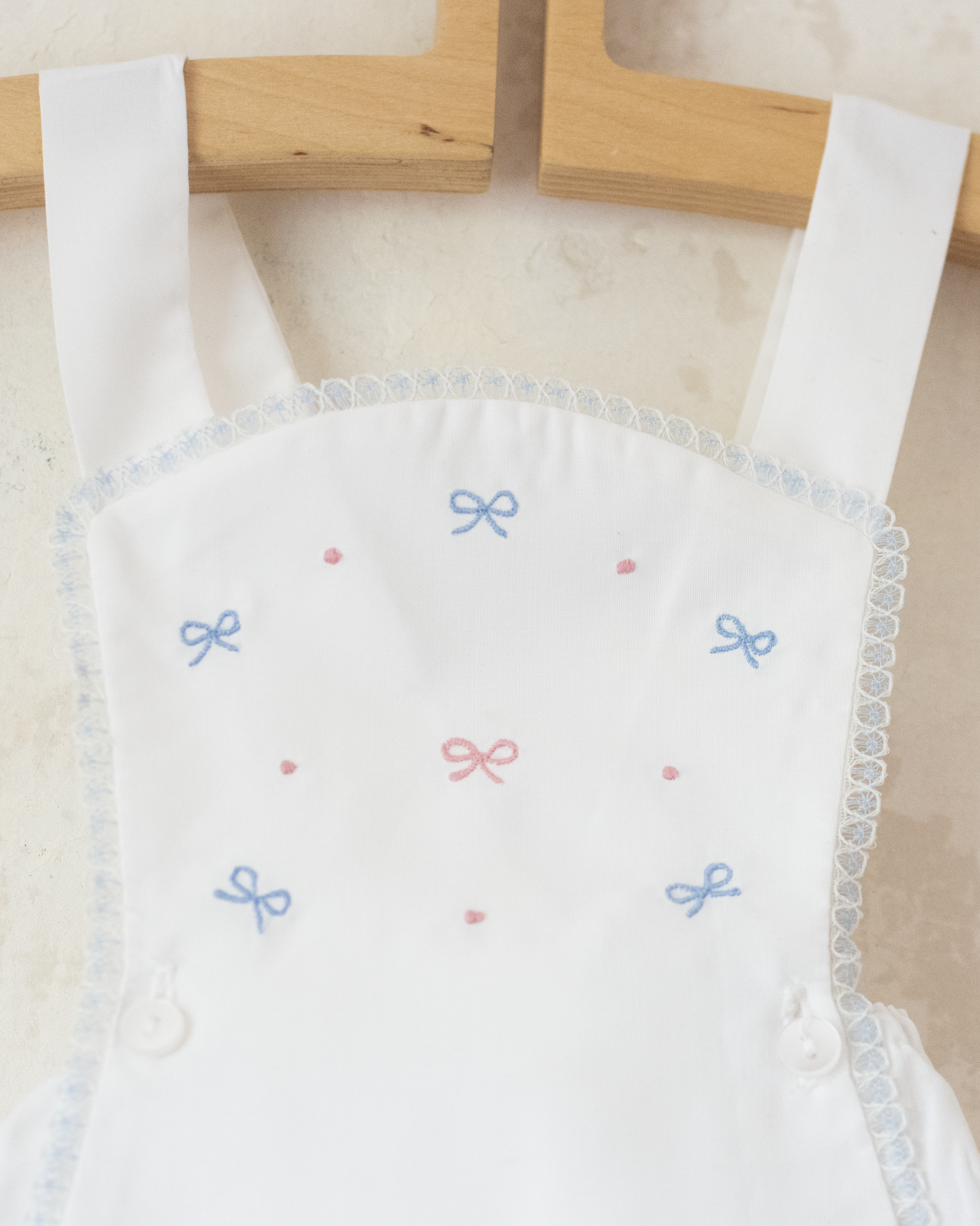 רומפר לבן עם פפיונים רקומים | דד סטוק איטלקי | 9-12 חודשים