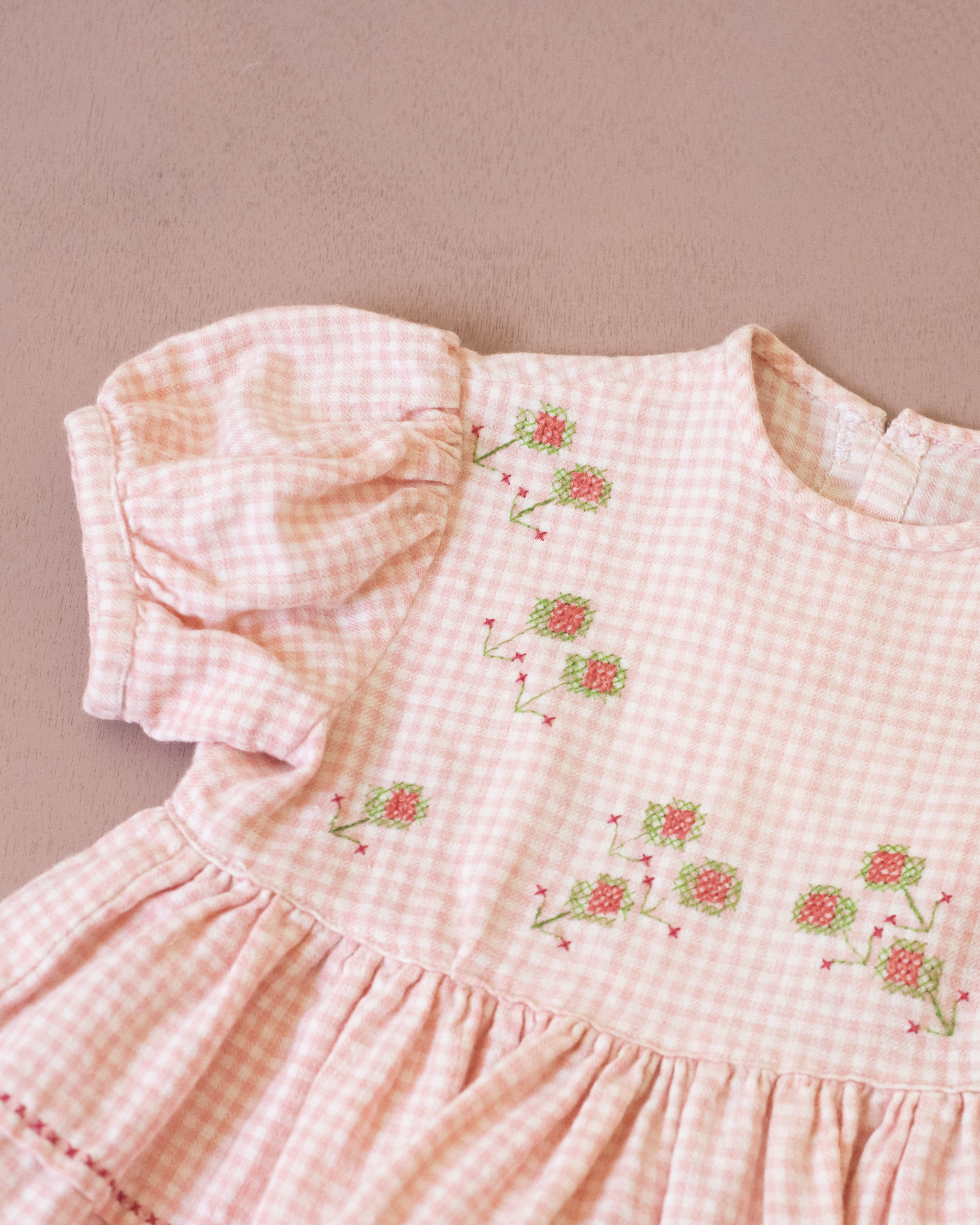 שמלה משובצת עם פרחים ברקמות איקסים | 18-24 חודשים