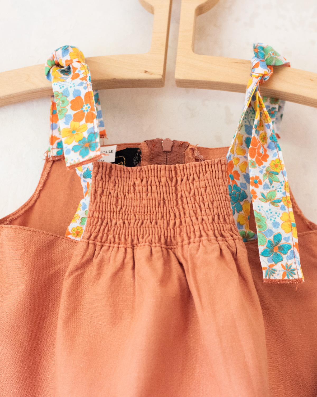 Brown dress with floral tie straps | Dutch Deadstock | 9-12 months