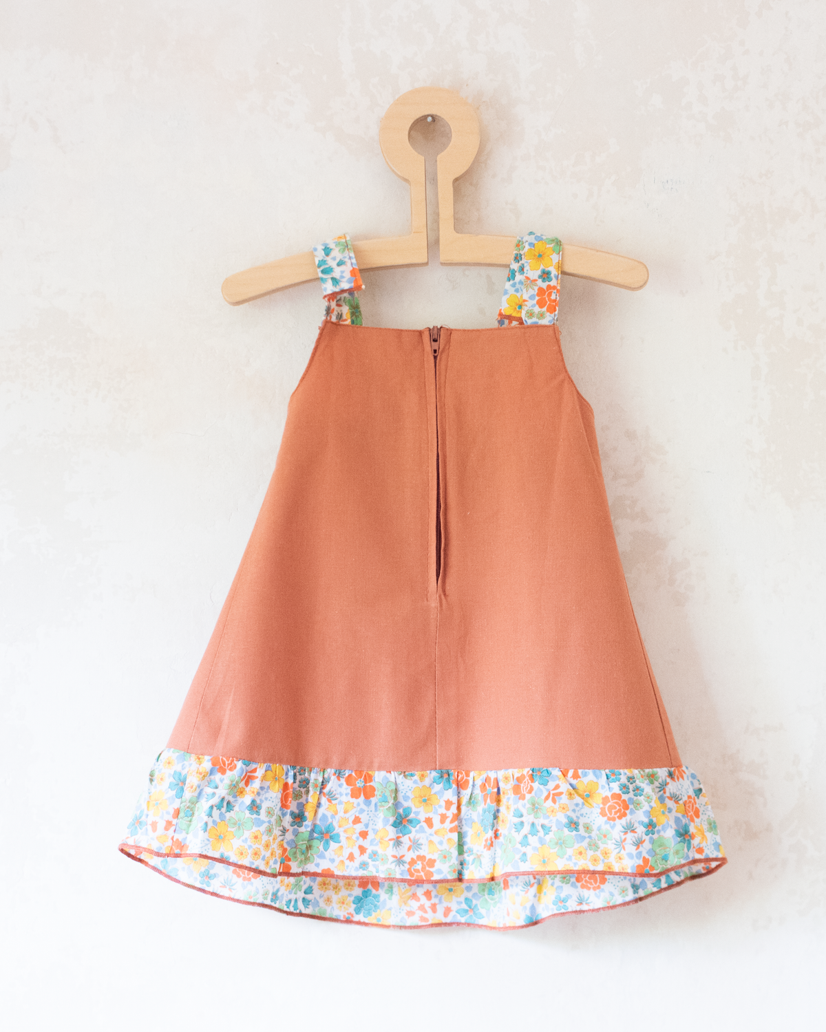 Brown dress with floral tie straps | Dutch Deadstock | 9-12 months