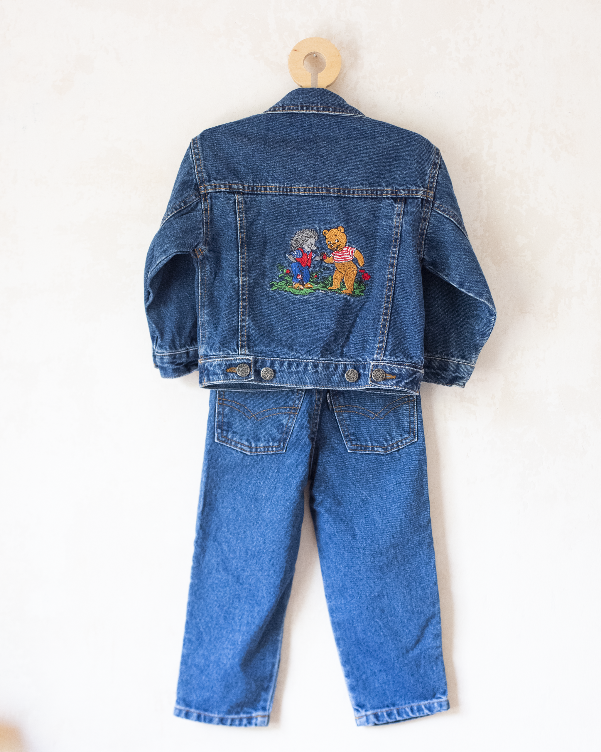 חליפת ג׳ינס עם דובי וקיפוד רקומים | 2-3 שנים