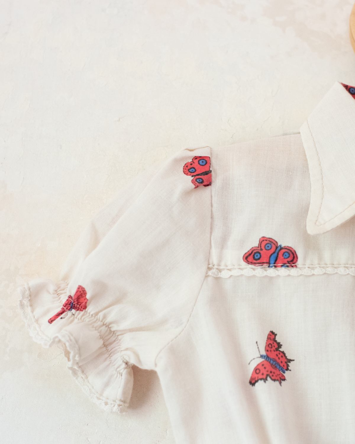Cream-colored shirt with butterflies and lace | 2-3 years