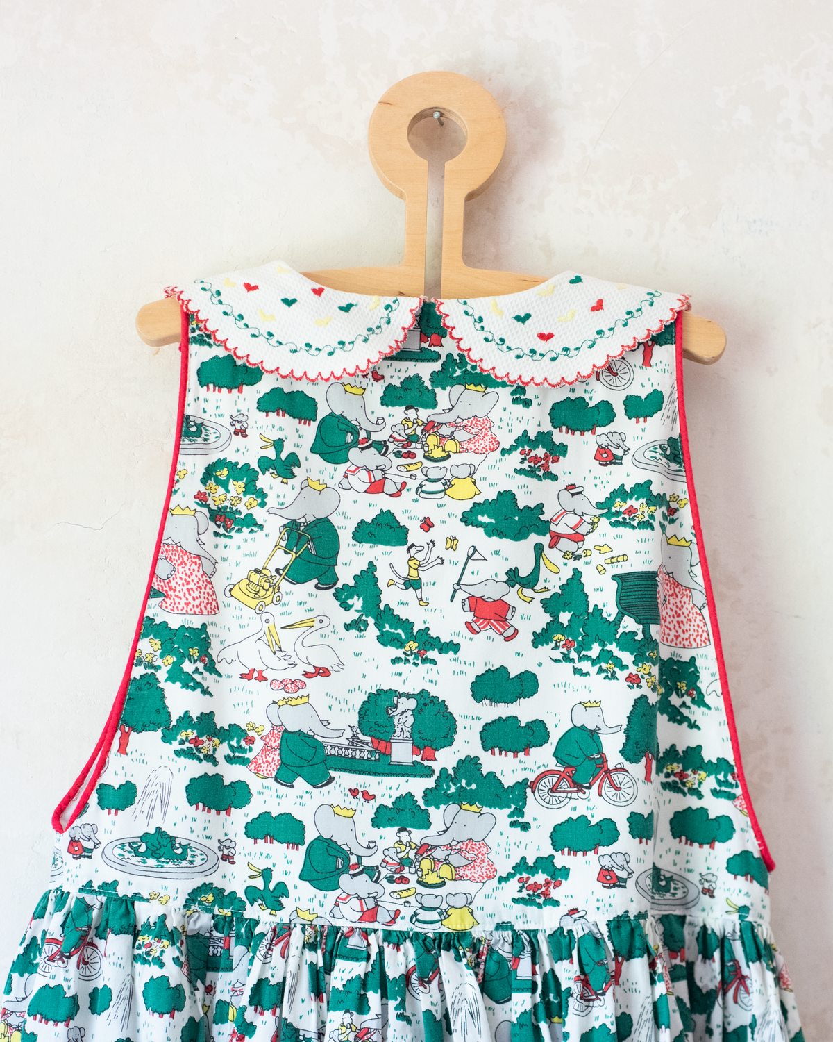 Colorful pinafore with the King on a well | Ages 8-11