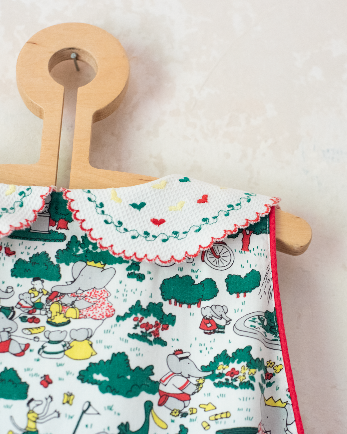 Colorful pinafore with the King on a well | Ages 8-11