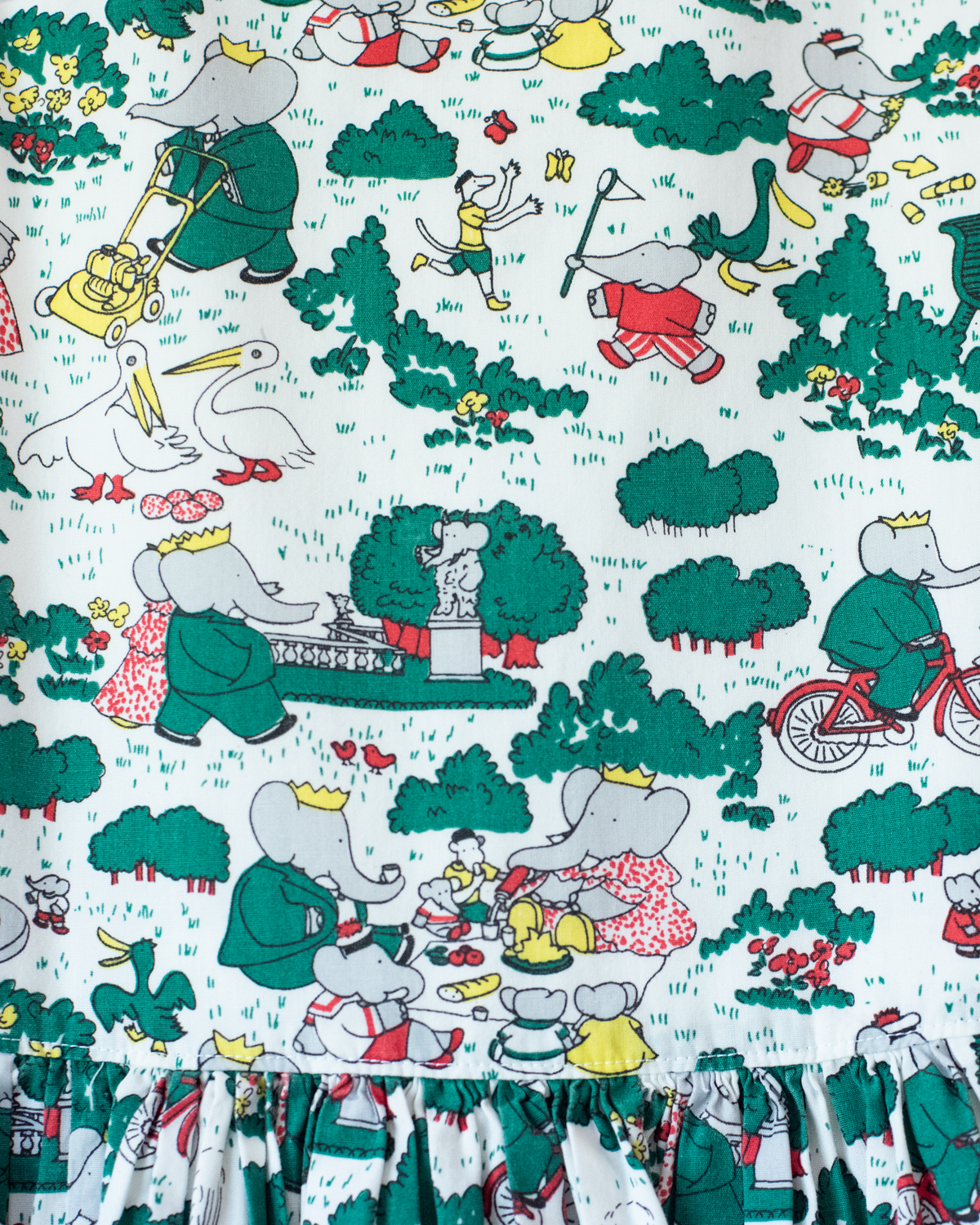 Colorful pinafore with the King on a well | Ages 8-11