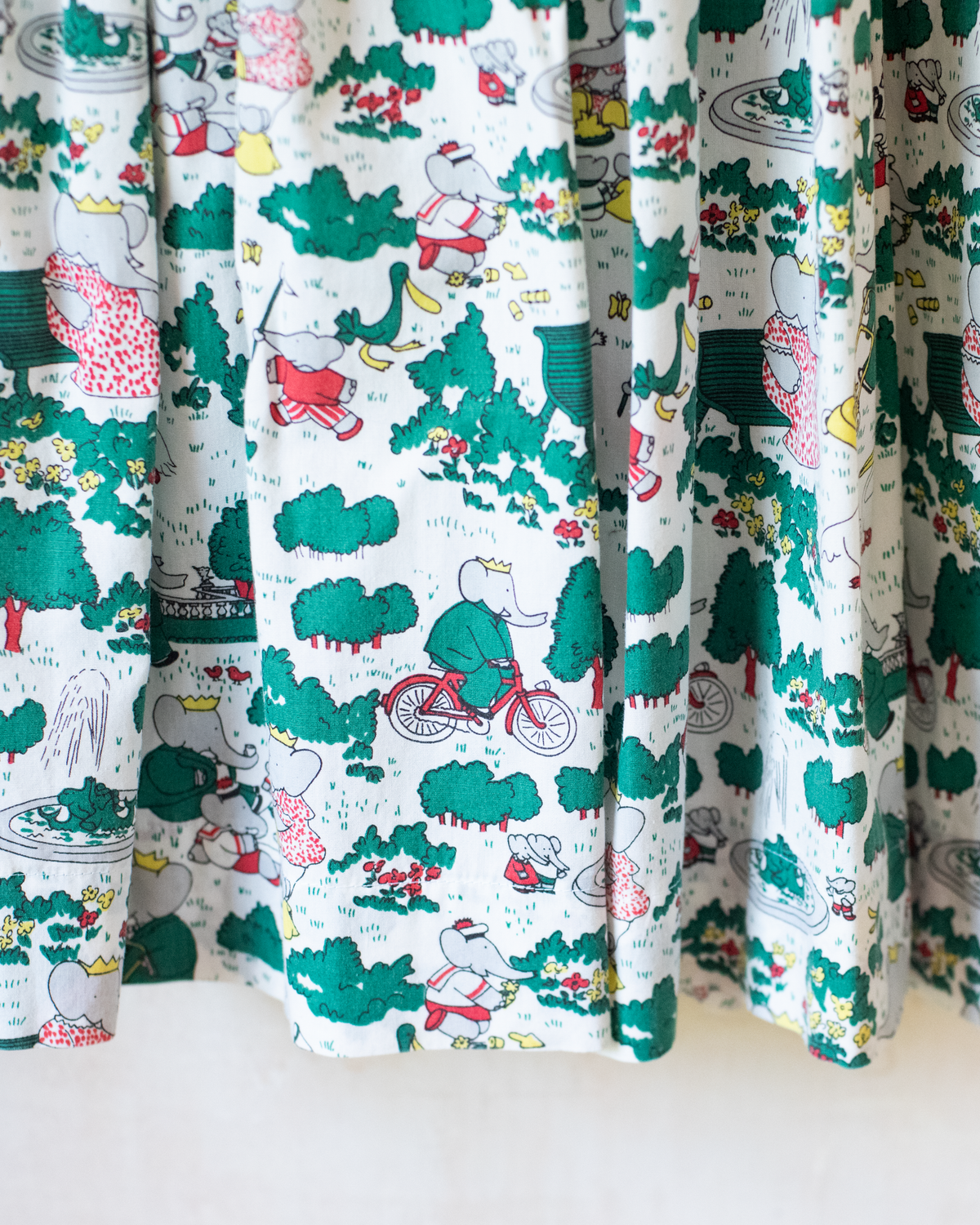 Colorful pinafore with the King on a well | Ages 8-11