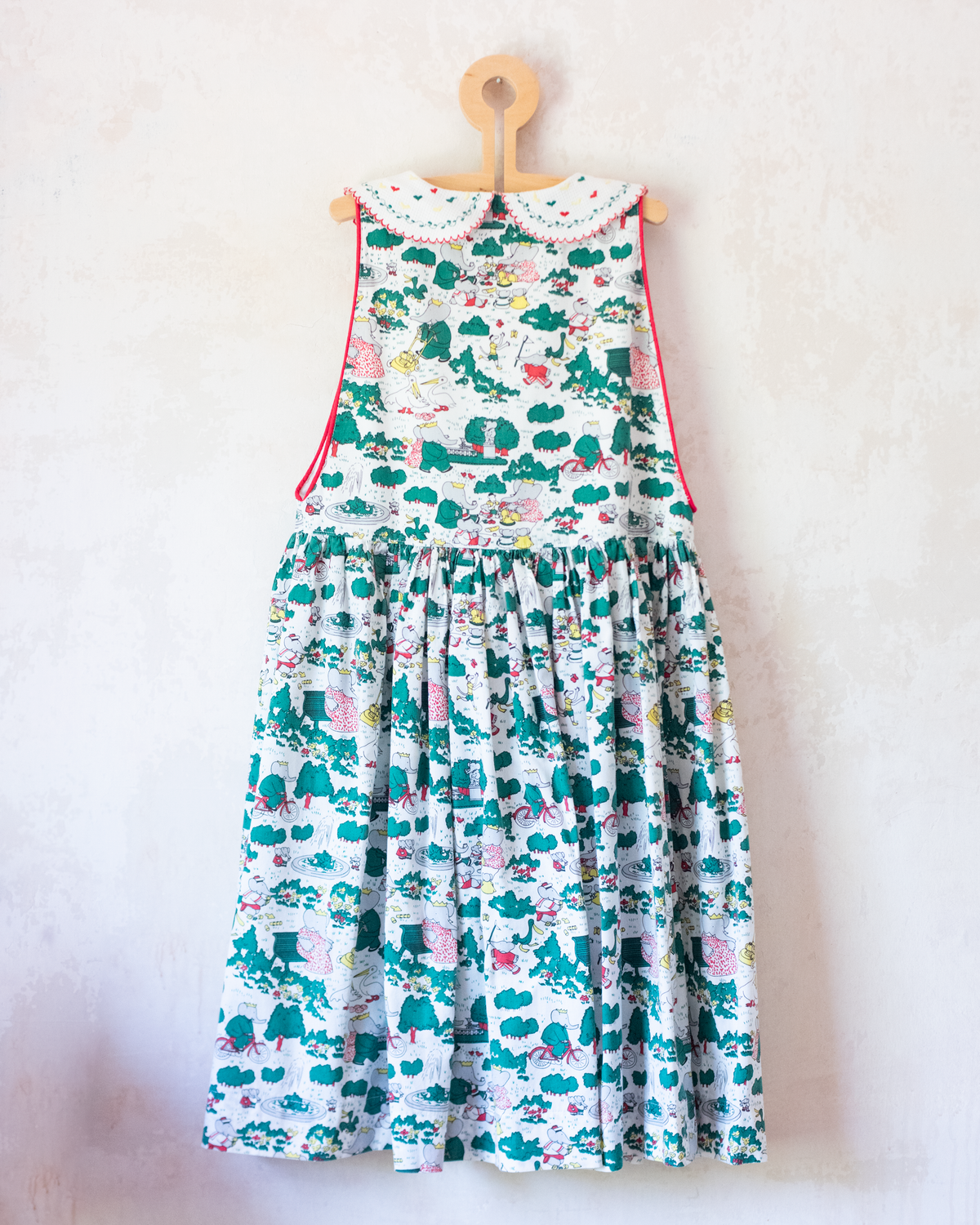 Colorful pinafore with the King on a well | Ages 8-11