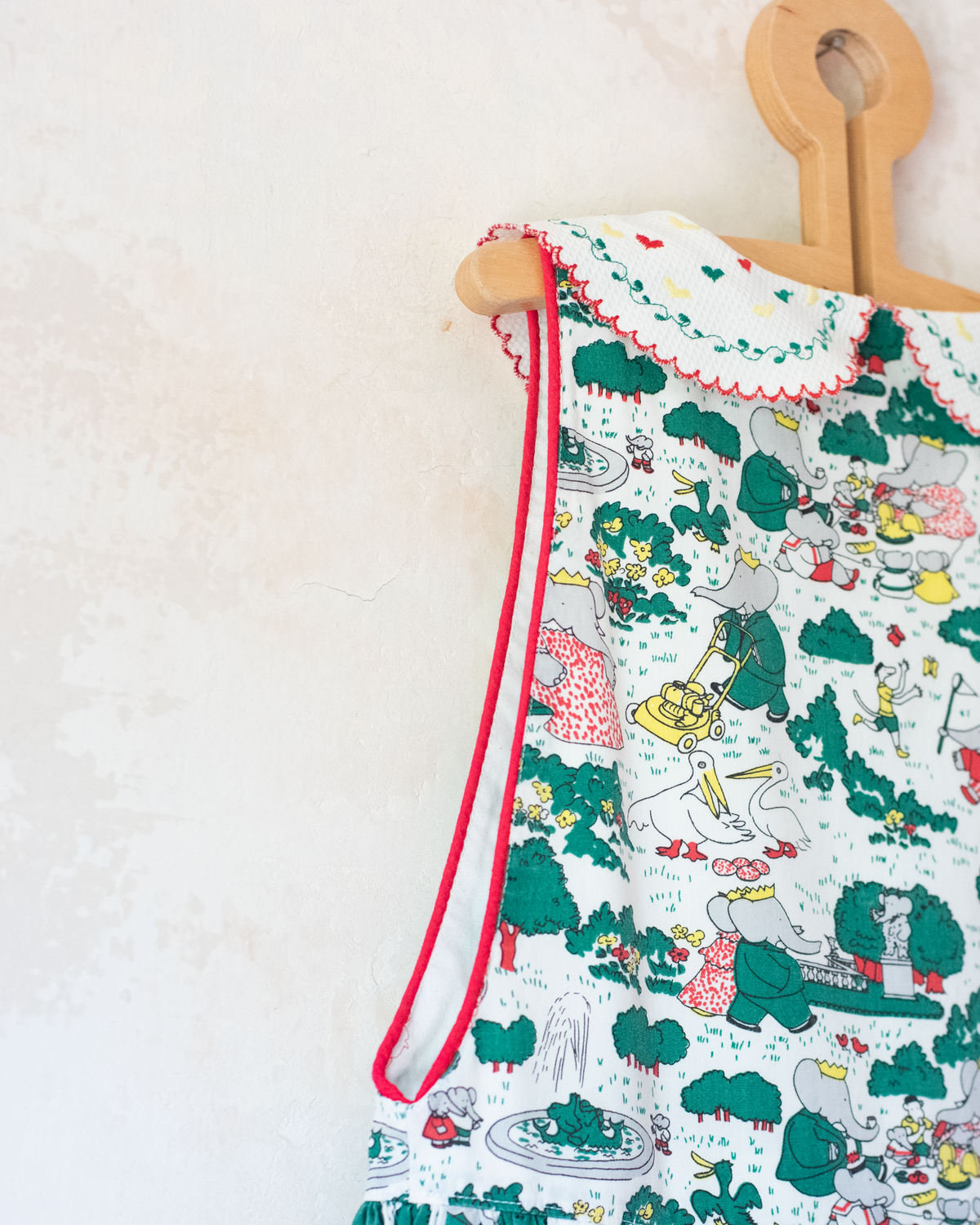 Colorful pinafore with the King on a well | Ages 8-11