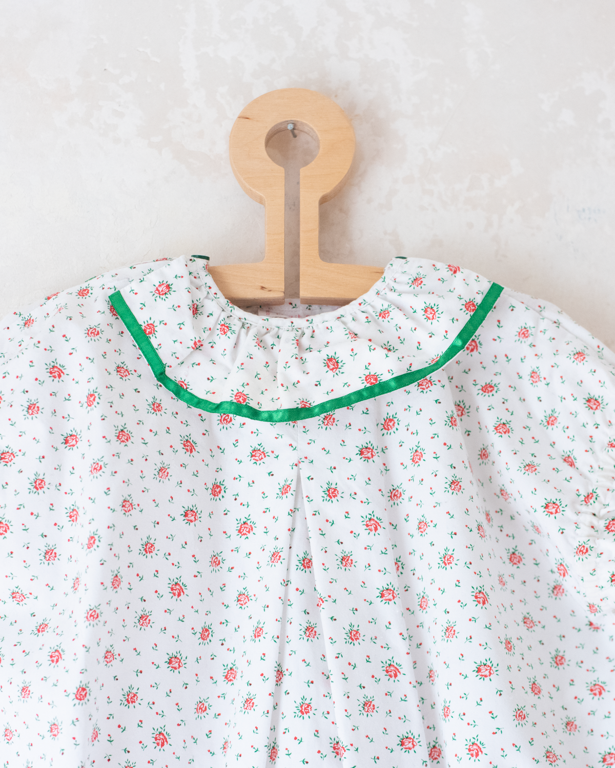 White overalls with flowers and a gorgeous collar | 18-24 months