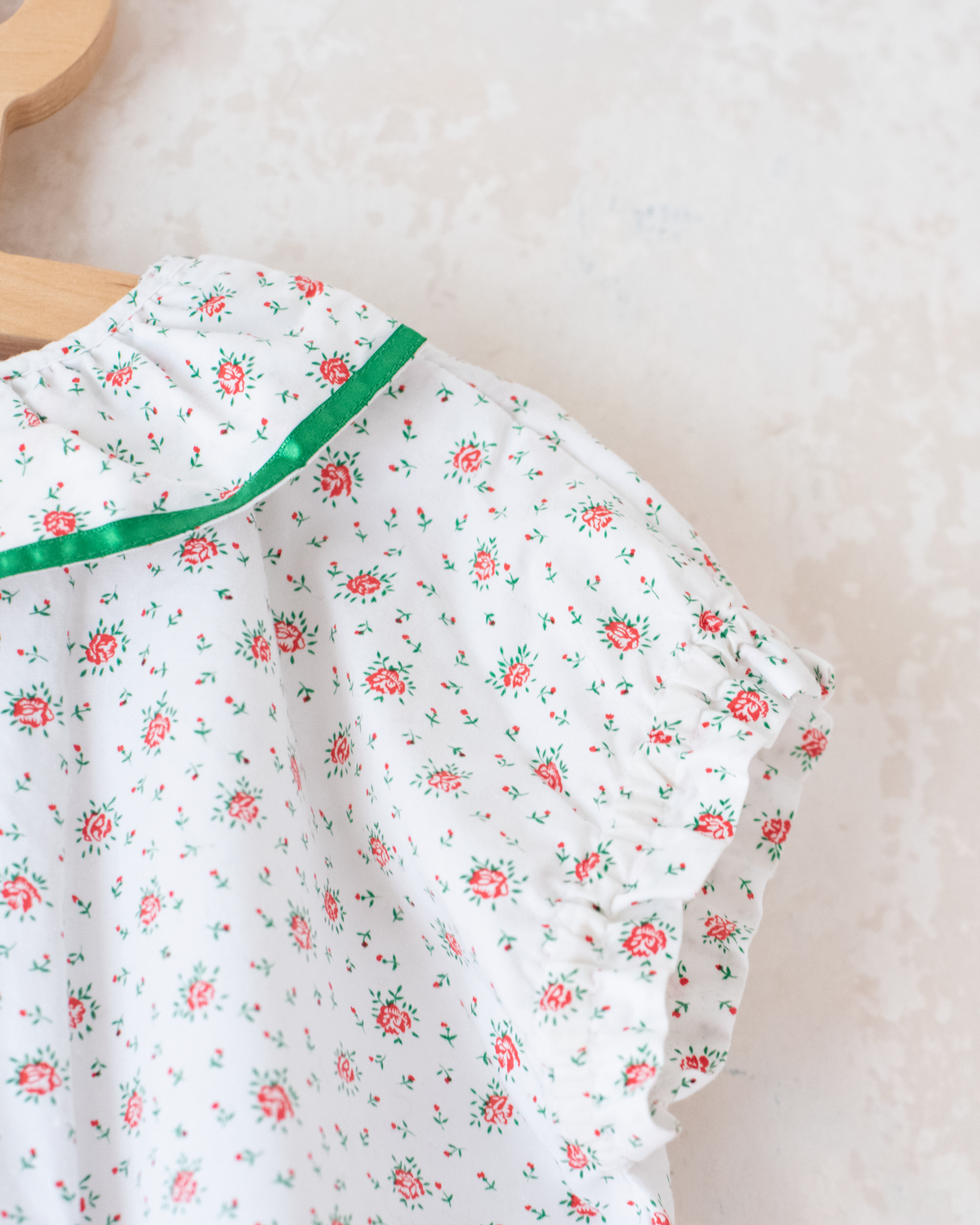 White overalls with flowers and a gorgeous collar | 18-24 months
