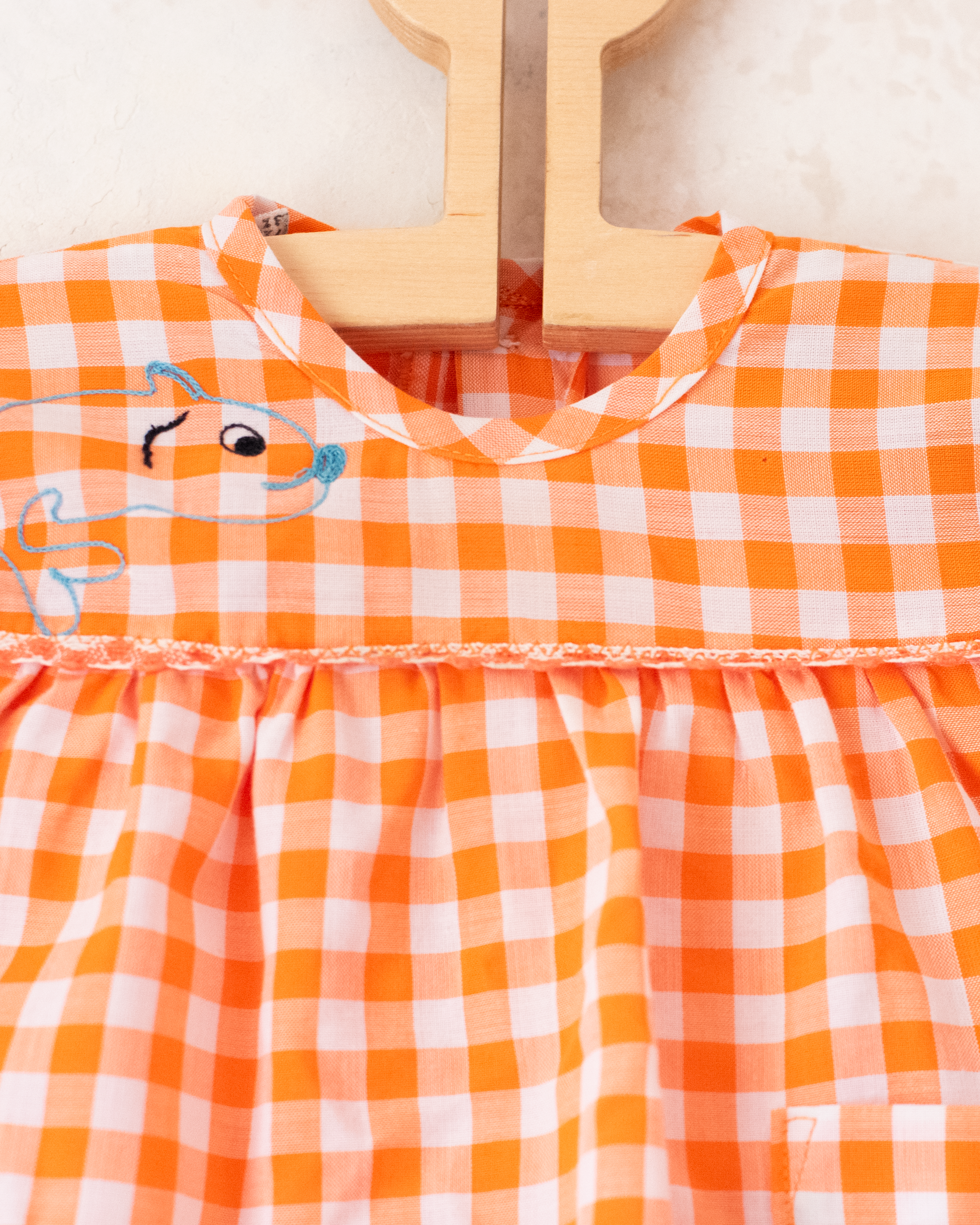 חולצה ארוכה משובצת עם רקמת דג | 12-18 חודשים