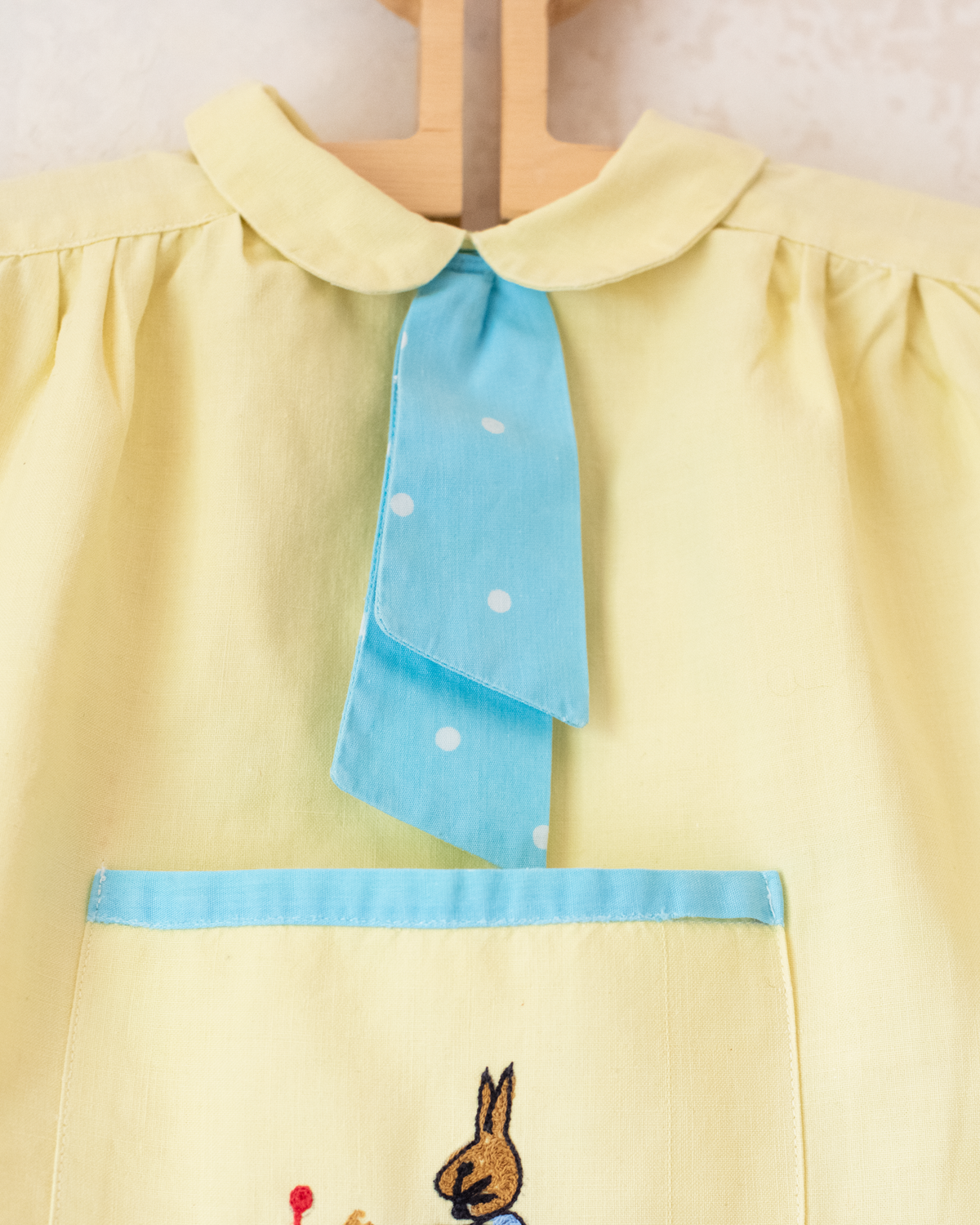 Long yellow shirt with a tie and an embroidered rabbit | 12-18 months