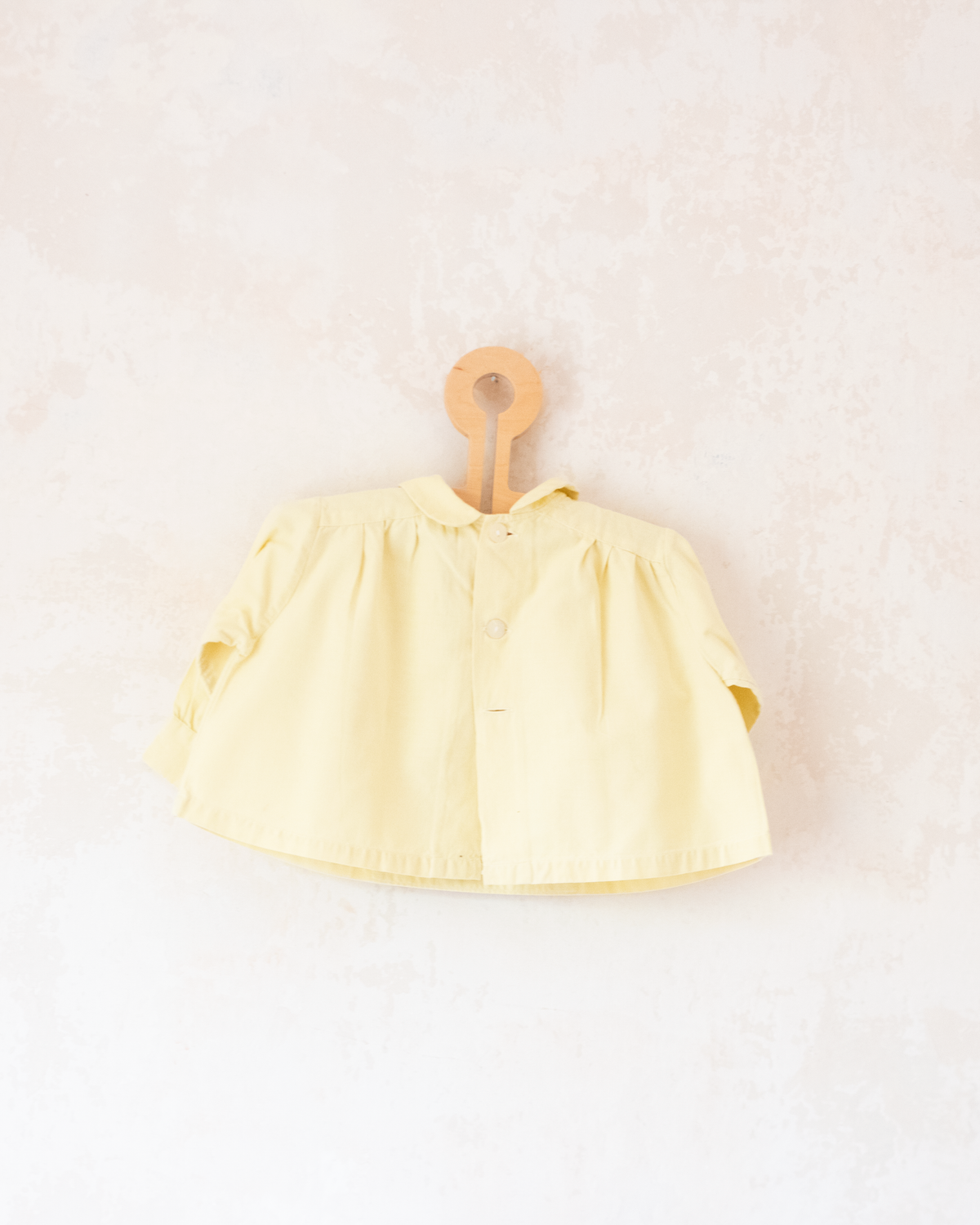 Long yellow shirt with a tie and an embroidered rabbit | 12-18 months