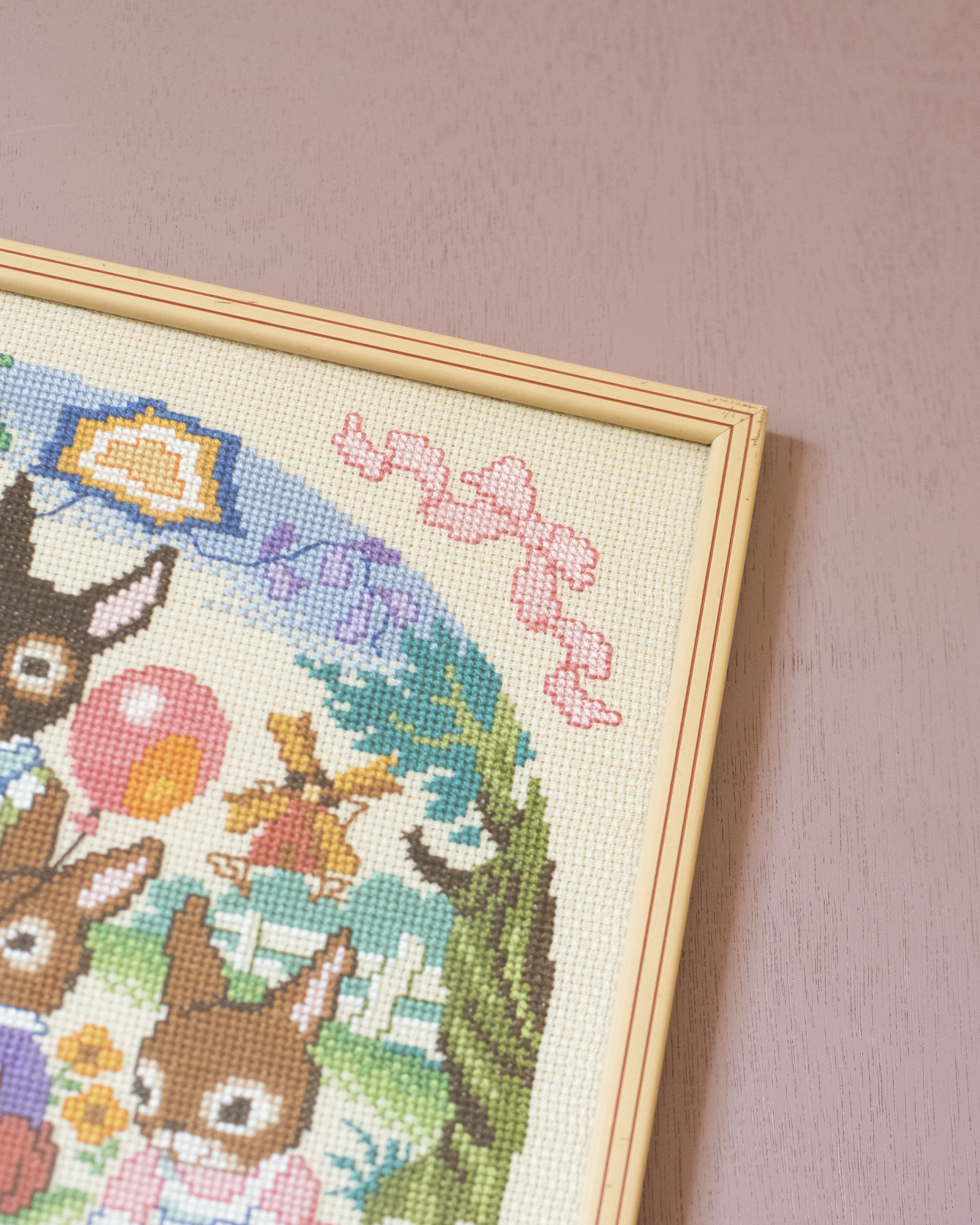 תמונת גובלן עם ארנבים ופרחים