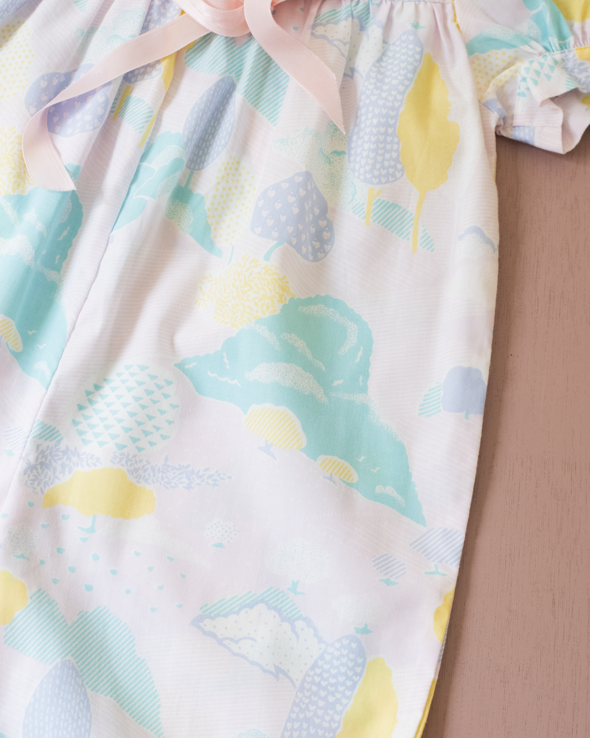 אוברול בצבעי פסטל עם הדפס עצים ובובה על חוט | 18-24 חודשים