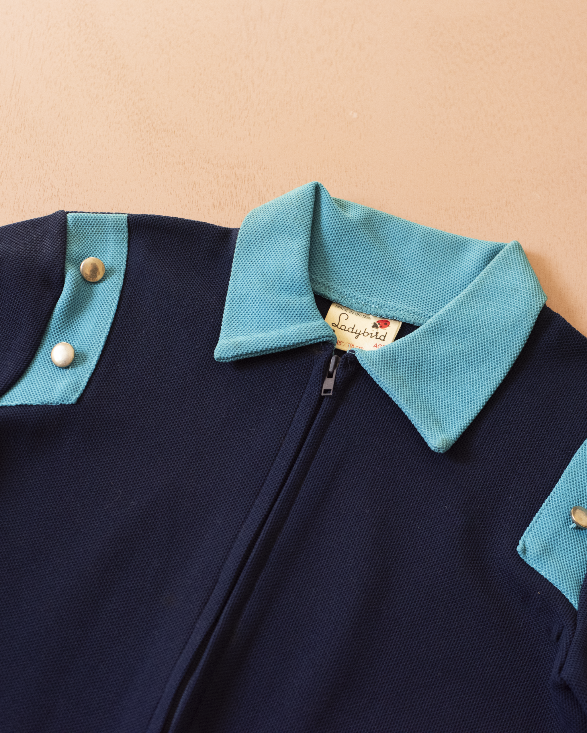 חולצה כחולה עם צווארון מהסיקסטיז | 5-6 שנים