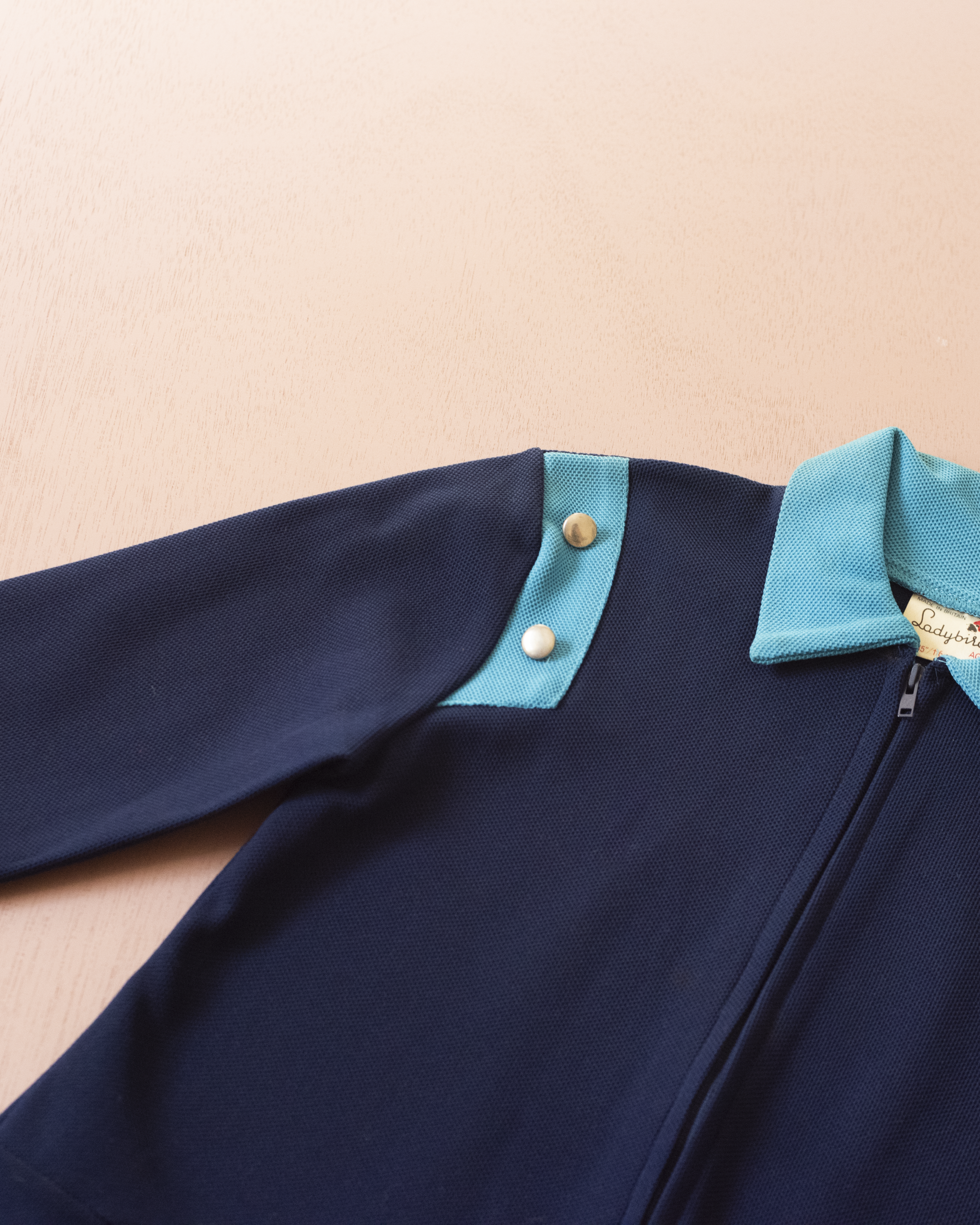 חולצה כחולה עם צווארון מהסיקסטיז | 5-6 שנים