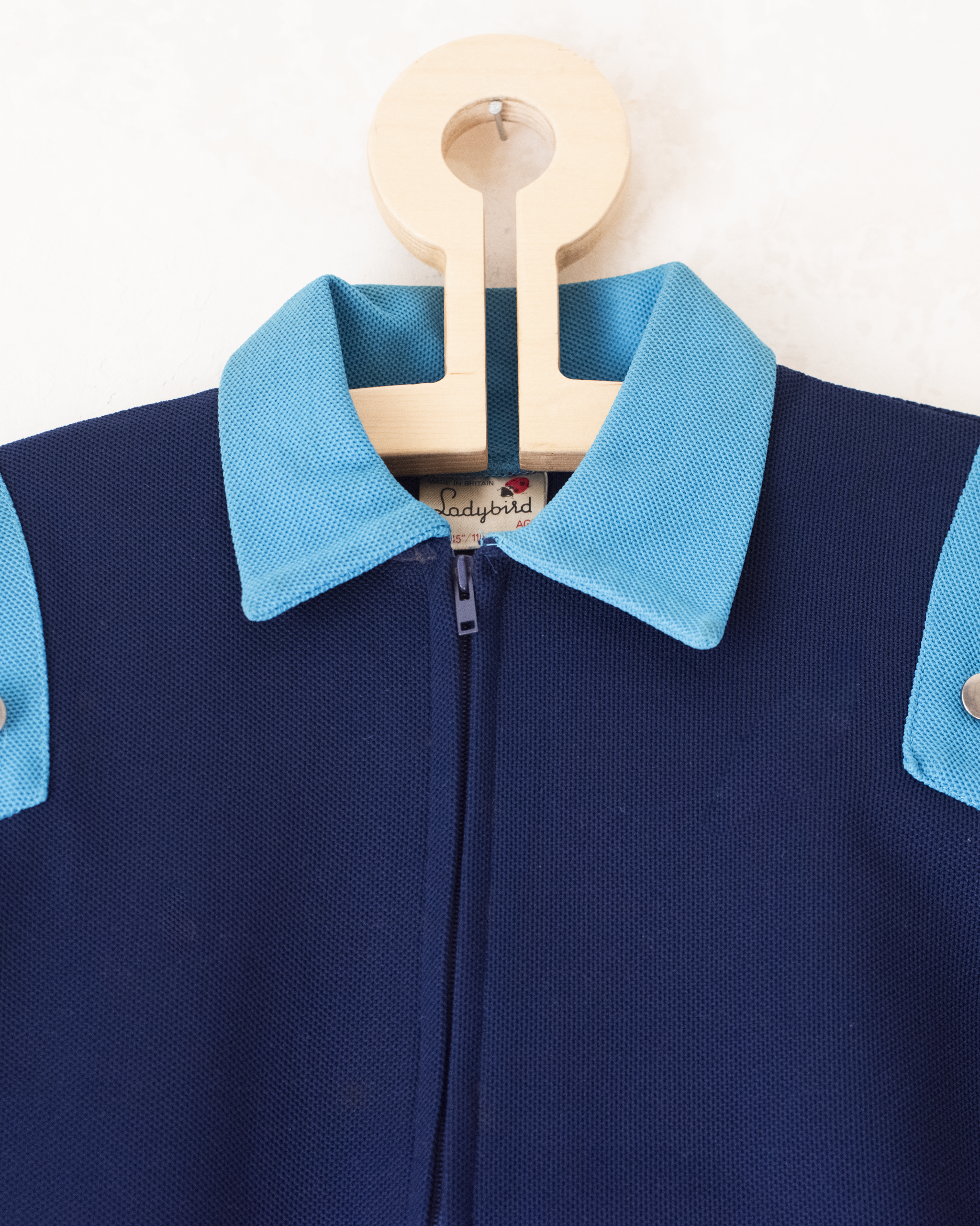 חולצה כחולה עם צווארון מהסיקסטיז | 5-6 שנים