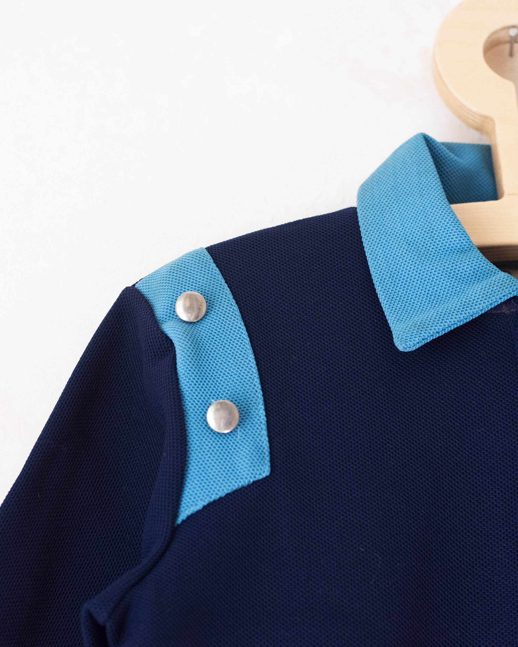 חולצה כחולה עם צווארון מהסיקסטיז | 5-6 שנים