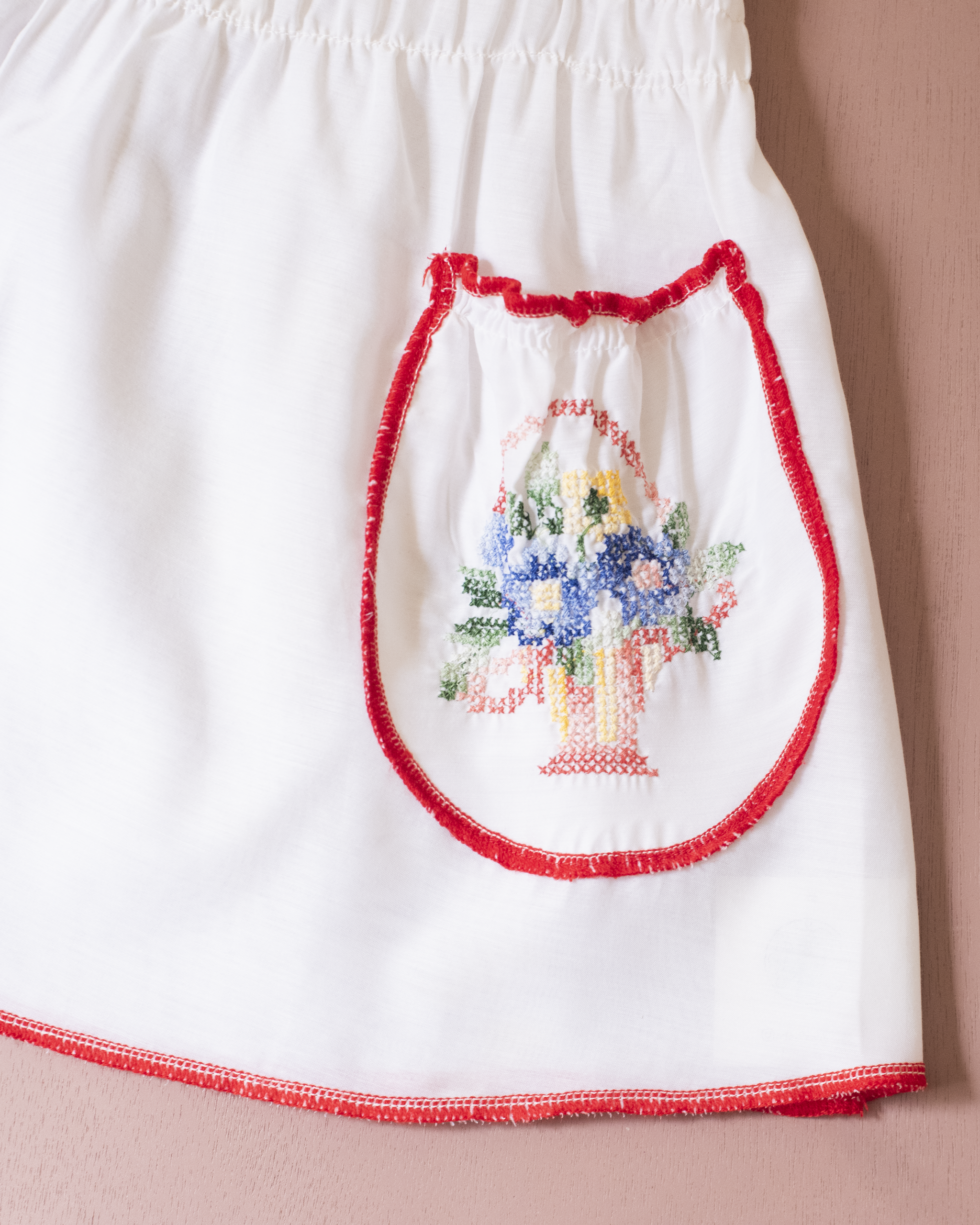 שמלה לבנה עם פרחים ברקמת איקסים | 18-24 חודשים