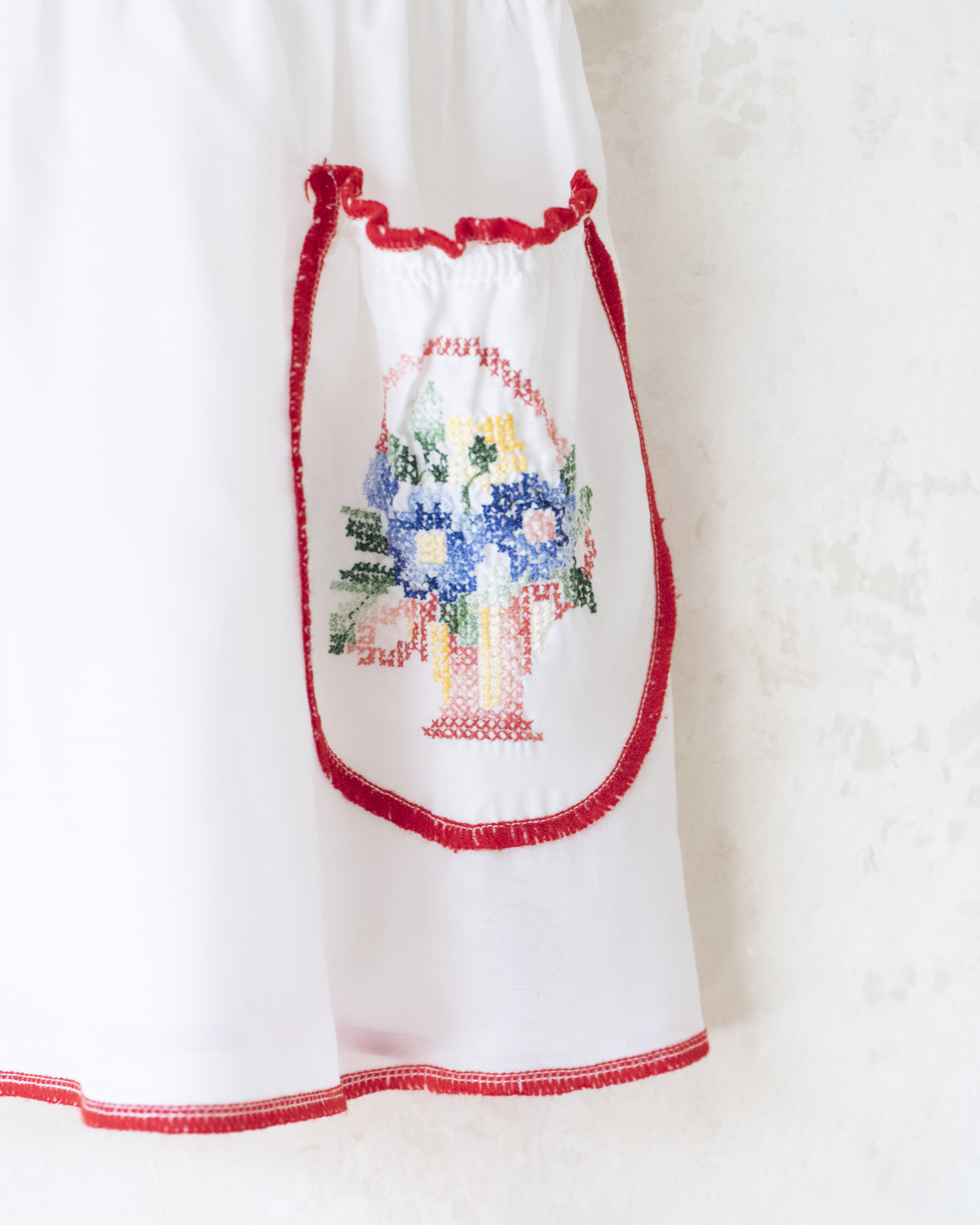 שמלה לבנה עם פרחים ברקמת איקסים | 18-24 חודשים