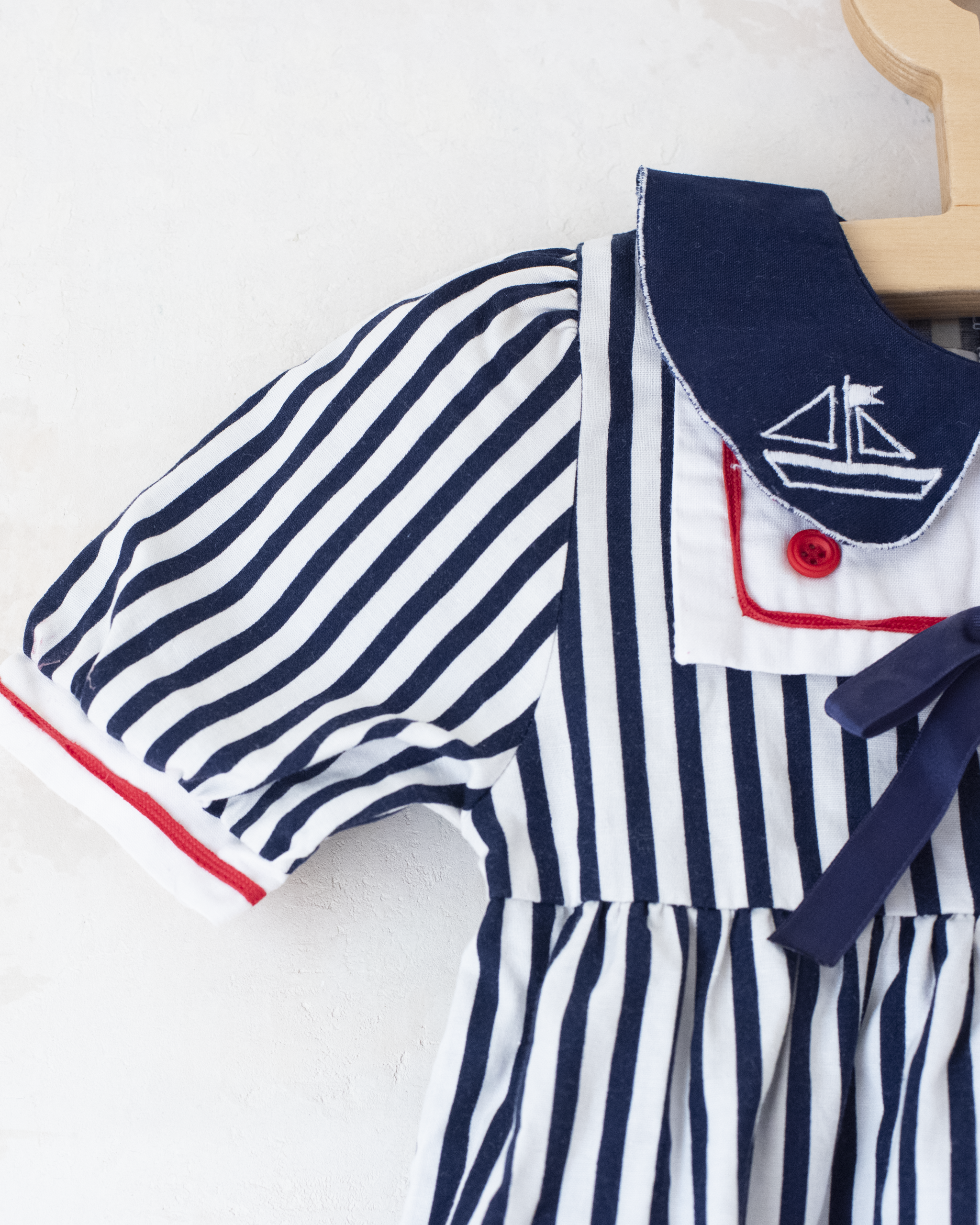 אוברול ימאים עם פסים וספינות רקומות | 12-18 חודשים