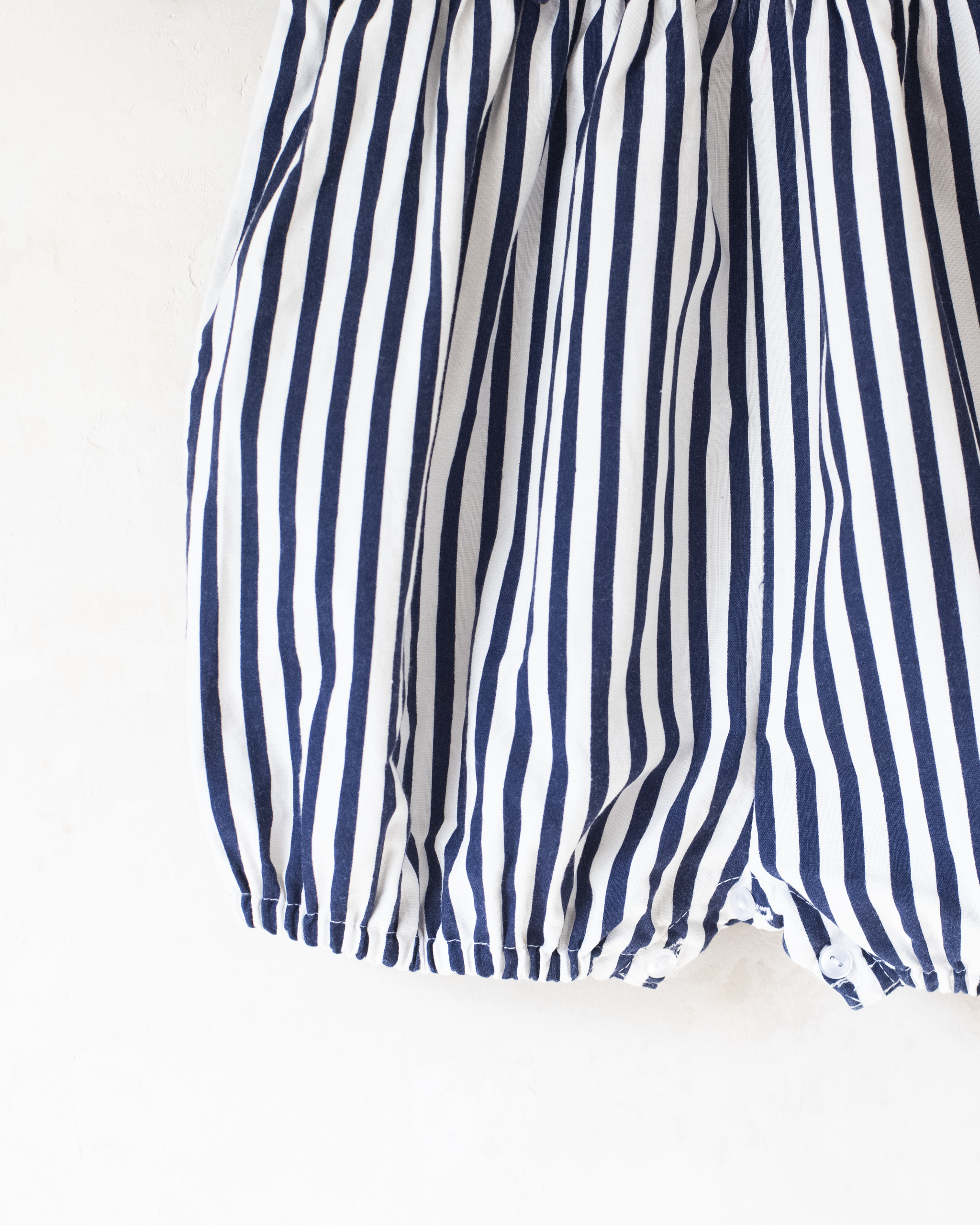 אוברול ימאים עם פסים וספינות רקומות | 12-18 חודשים