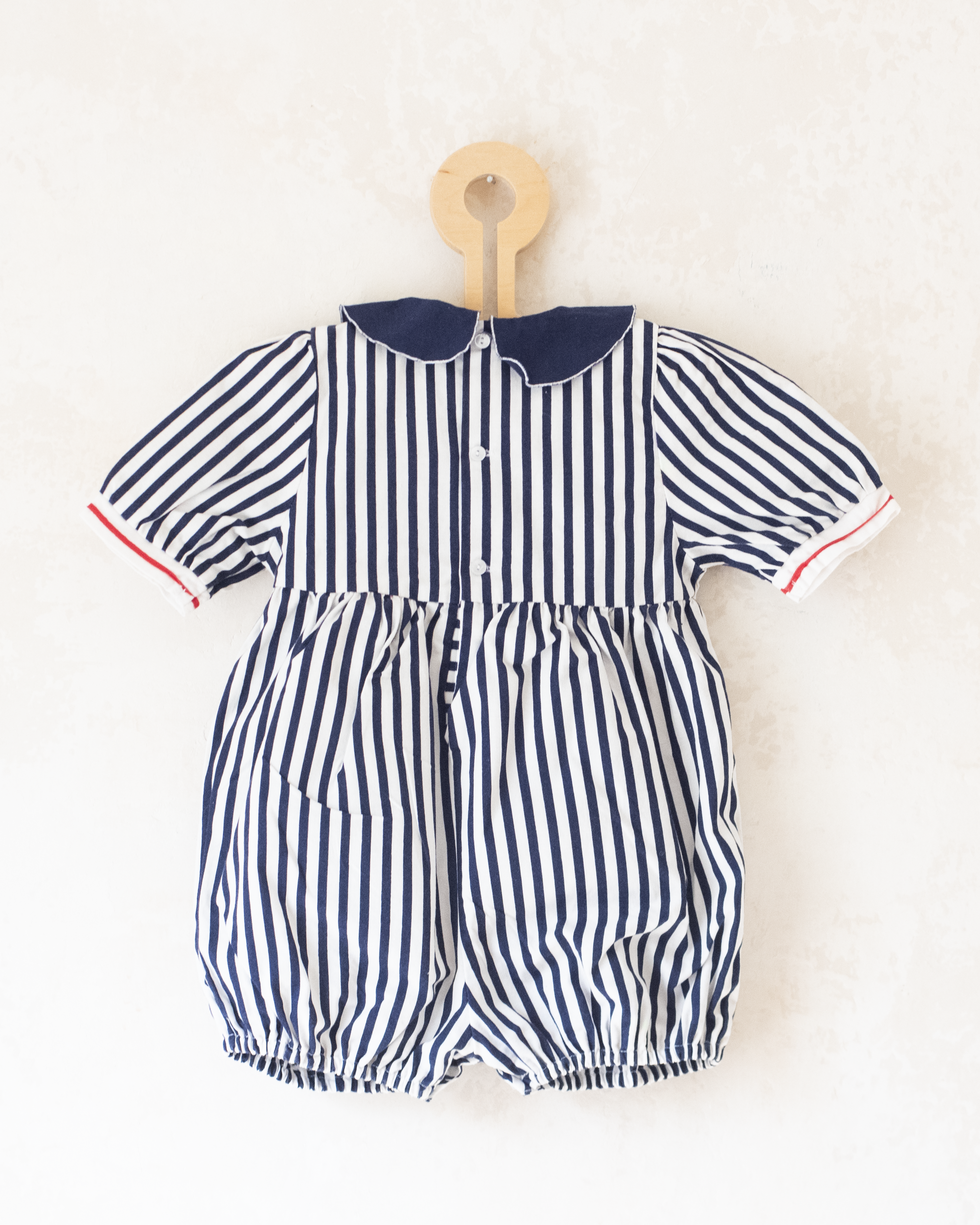 אוברול ימאים עם פסים וספינות רקומות | 12-18 חודשים