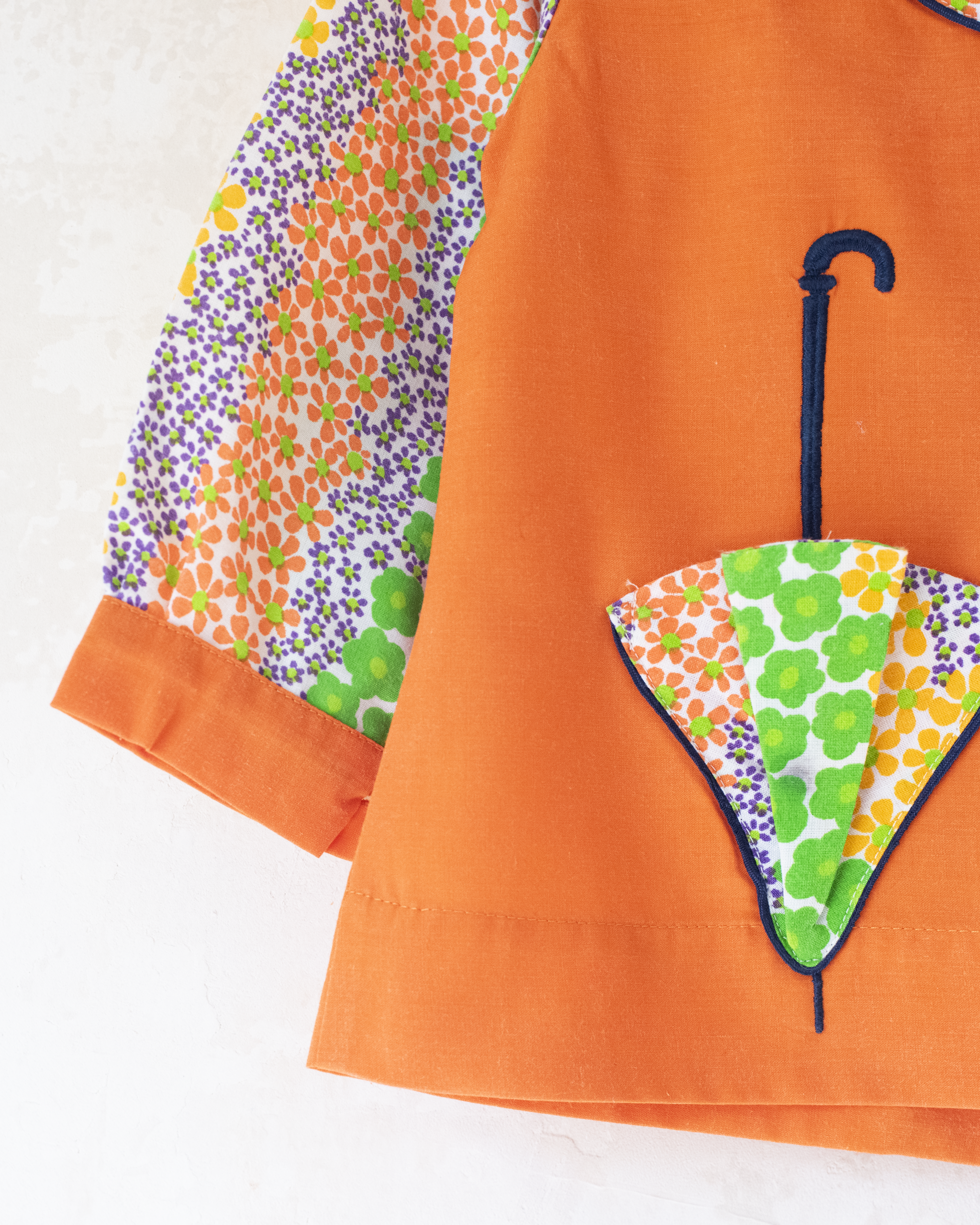 חולצה פרחונית מהסיקסטיז עם שתי מטריות | 2-3 שנים