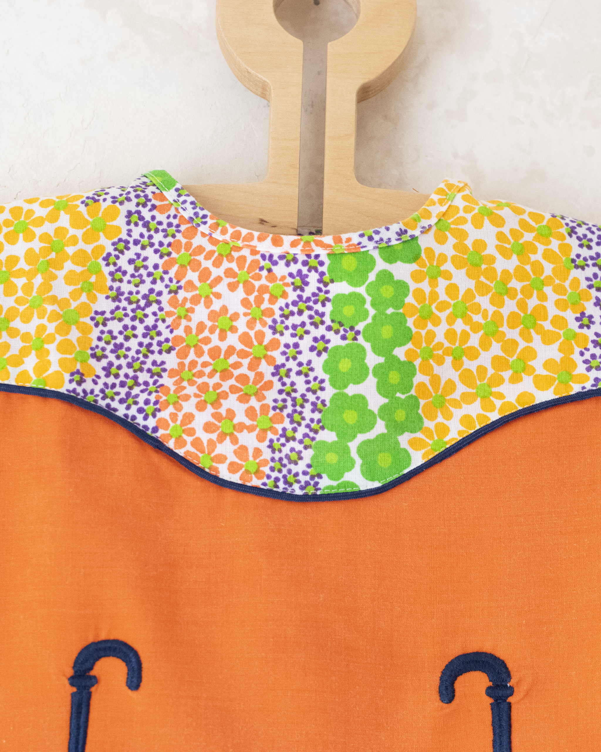 חולצה פרחונית מהסיקסטיז עם שתי מטריות | 2-3 שנים