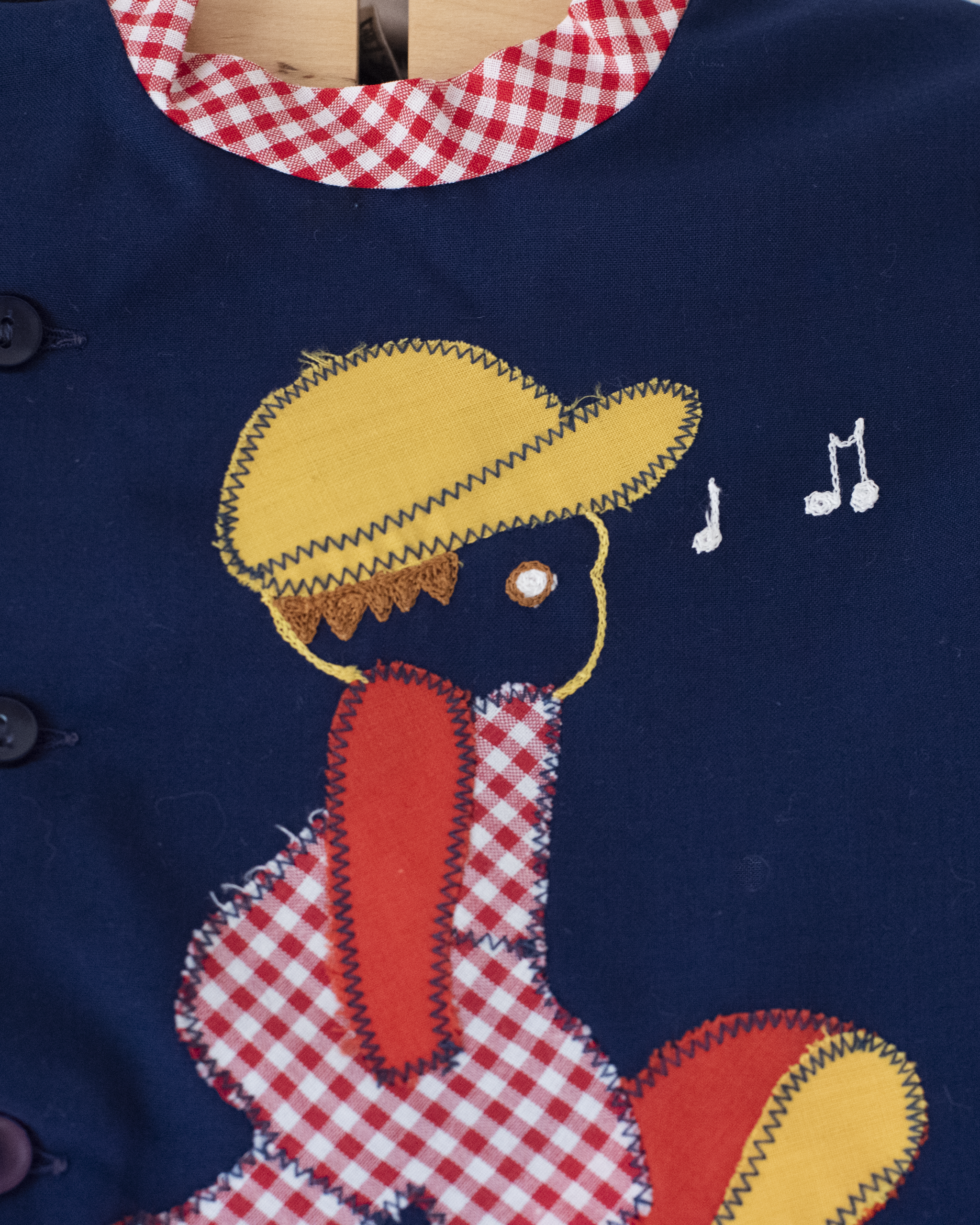 חולצה כחולה עם ילד מזמר רקום | 6-9 חודשים