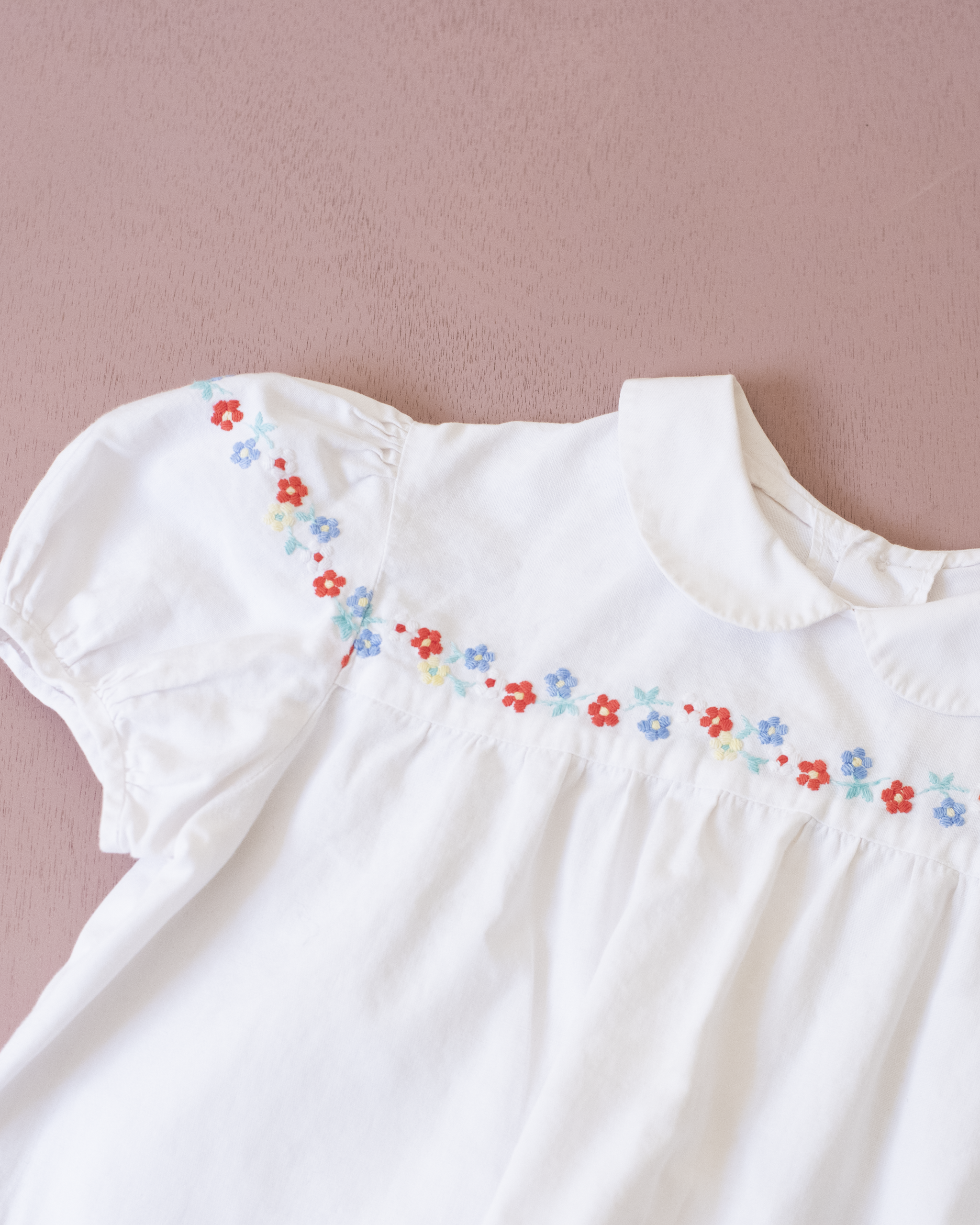 חולצה לבנה עם פרחים רקומים | 18-24 חודשים