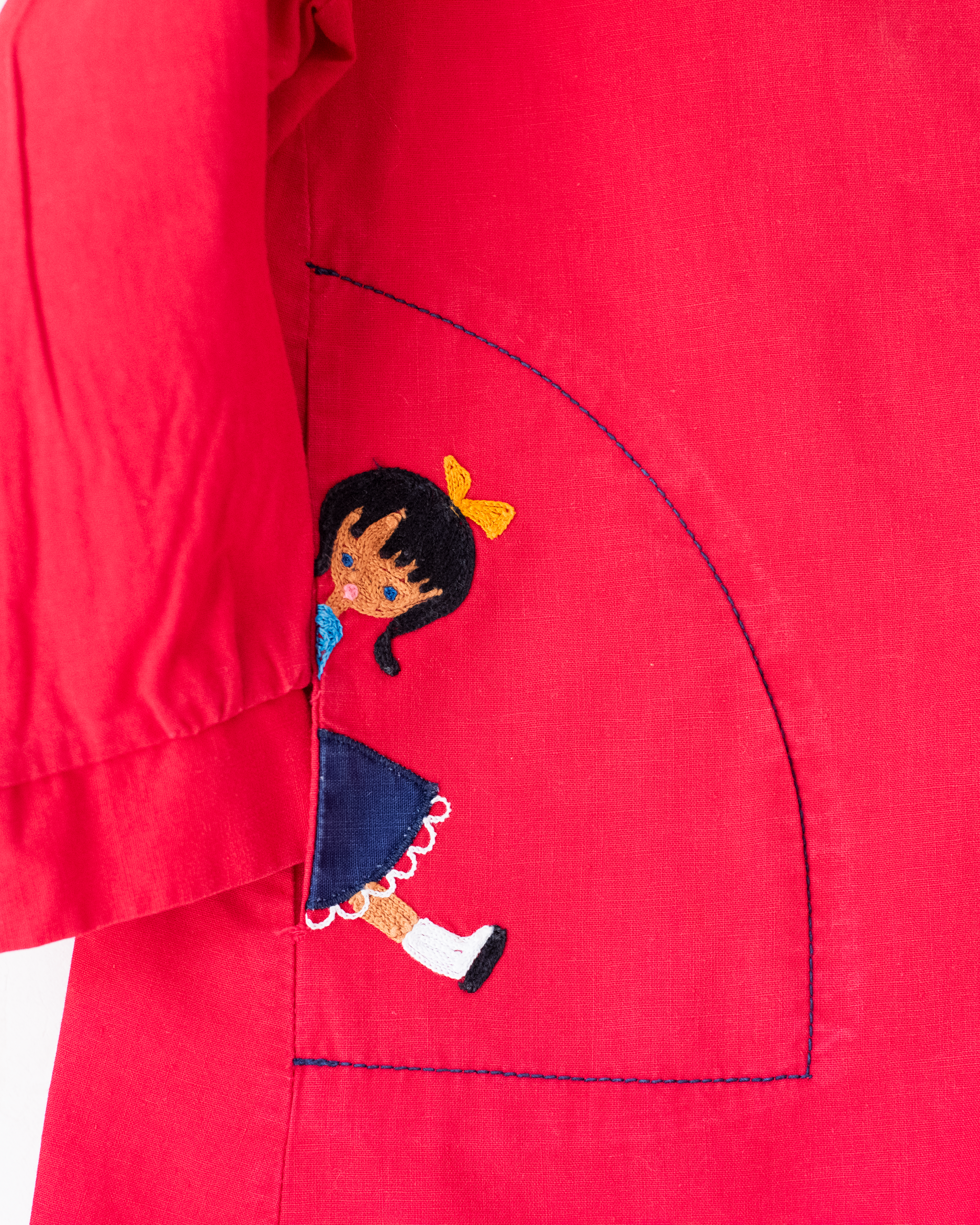 חולצה אדומה משנות ה50 עם רקמה של ילדות משחקות מחבואים | 7-8 שנים