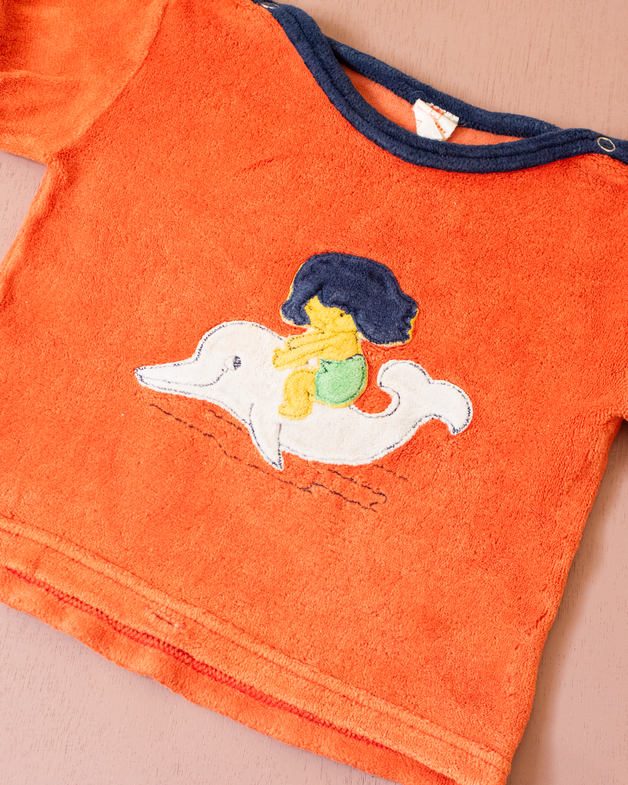 חולצה נוסטלגית מבד מגבת עם ילד רכוב על דולפין | 12-18 חודשים